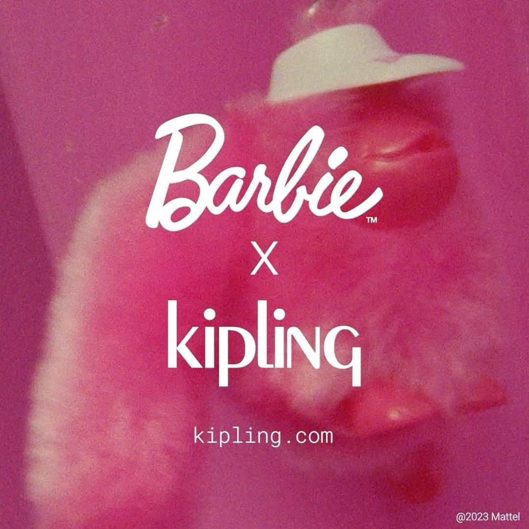 キプリング日本公式アカウントのインスタグラム：「.  #BarbiexKipling コレクション発売までのカウントダウンが始まりました⏳  キプリングの新しい大親友 #バービー とコラボしたバッグコレクションで、この夏はバービーへの夢と憧れを叶えましょう❤️  プロフィールのリンクからメルマガ登録をして、 コラボコレクションの最新情報をGetしてね❣️  #PinkModeOn #BarbiexKipling #OnTheGoWithBarbie  #NeverWithoutMyKipling  #Barbie #BarbieCore  #LiveLight  #Kipling  #キプリング #バービー #バービーコラボ #バービー人形  #バービーピンク  #ComingSoon」