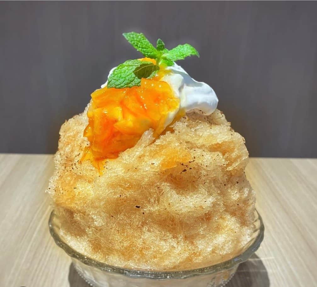 原田麻子のインスタグラム：「今年3月にオープンした、 兵庫県三木市「I TeA HOUSE(アイティハウス)」のかき氷メニューを監修させていただきました。  数年前に監修した、同市内の甘栗専門店　万寿庵さんの系列店です。  20種類以上の紅茶と地元産の野菜やジビエを使った地産地消料理を同時に味わえる、高級紅茶とジビエ料理の専門店、今回は紅茶をメインにしたかき氷2種。  ロイヤルチャイ・ブリュレ と サワーサップとオレンジマーマレード  どちらもオリジナルの紅茶を生かしたシロップ、構成になっています。  お店も新しくて広く、 ランチも充実しているので ぜひお出かけしてみてください！  詳しくは @iteahouse__miki  の投稿をご覧ください。」