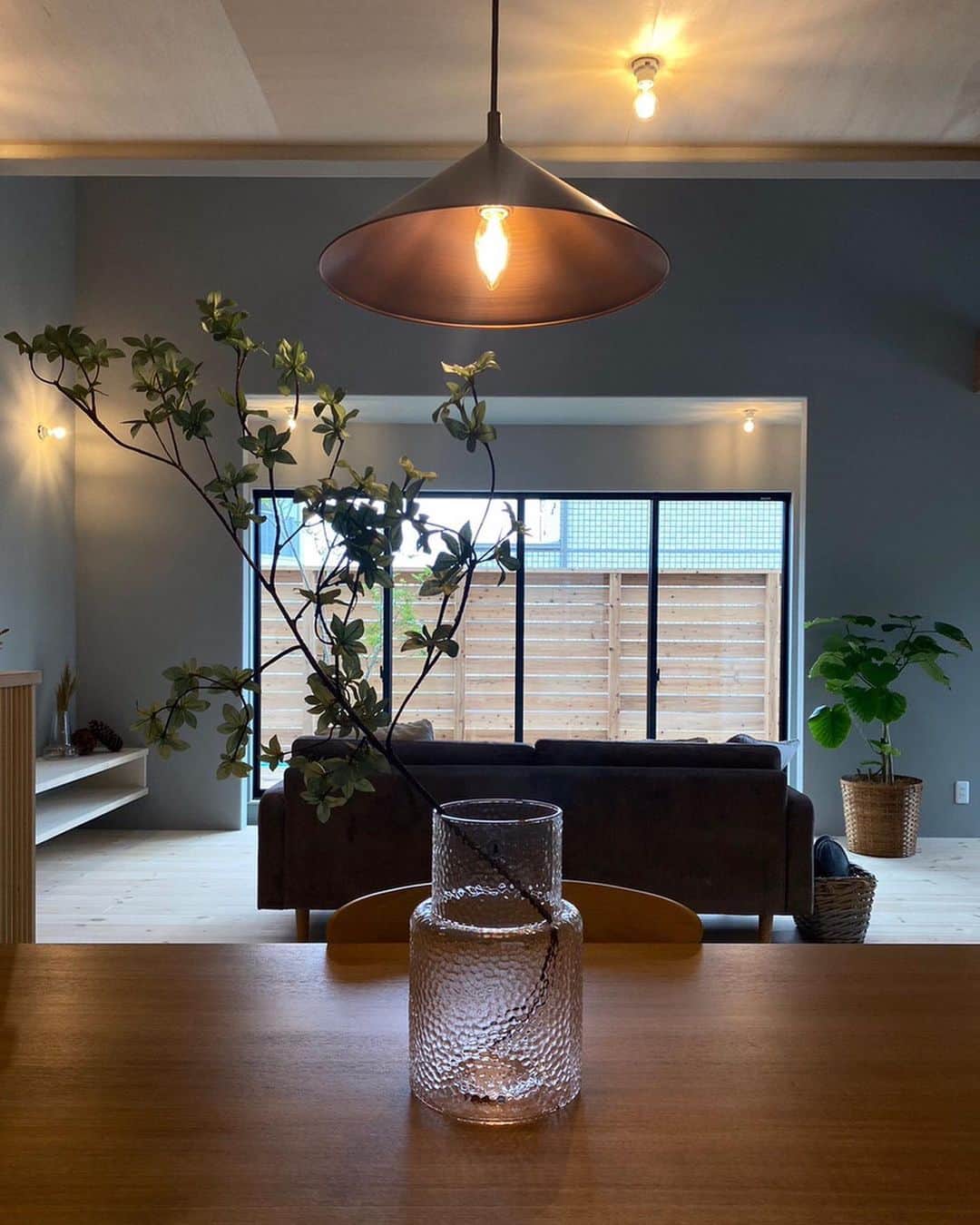 Fridge Homeのインスタグラム：「・ 『F-LOFT 2ndの家（つくばさくらの森LOFT展示場）』  つくばさくらの森LOFT展示場をHPの建築実績→フォトギャラリーにアップしました📷  ポイントは  ⭐️シンプルでカッコいい三角屋根の外観  ⭐️グレーを基調とした大人ナチュラルな空間  ⭐️外と中を繋ぐ曖昧な土間スペース  今回の展示場では日中と夜の表情の違い”影=暗がり”をぜひ体感してください。  https://www.tomine.co.jp/gallery/gallery-21138  何かお問い合わせがありましたら、お気軽にDMして下さい！ ・ ・ --------------------- more photo @fridge_home ---------------------  ご予約はHPのイベントページ もしくは電話 0291-32-3139 ダイレクトメッセージより お気軽にお問い合わせください。 -------------------------------  施工事例、たくさん公開しております。 ぜひ「@fridge_home」からホームページをご覧ください。」