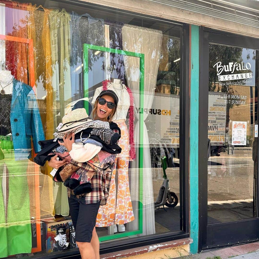シャーニ・ヴィンソンのインスタグラム：「Gonna need another suitcase 🛍️  #shoppingspree #shoptillyoudrop #clothes #newwardrobe #newfashion #recycledclothes #clothing #melroseavenue #hollywood #losangeles #fashion #shopping #roadto40 #lifebeginsat40」