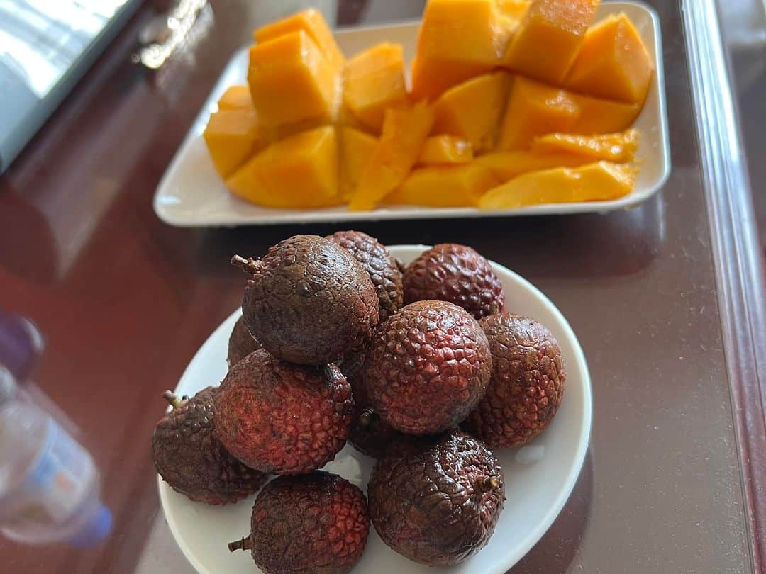 紫苑みやびさんのインスタグラム写真 - (紫苑みやびInstagram)「今朝の朝食は果物屋さんで買った愛文マンゴーとライチー。 ナイフ持参できたので、マンゴーはカットしました！（食への執念w）  #愛文マンゴー #台湾フルーツ　#生ライチー　#朝食　#台湾滞在」6月29日 14時00分 - shion_miyabi