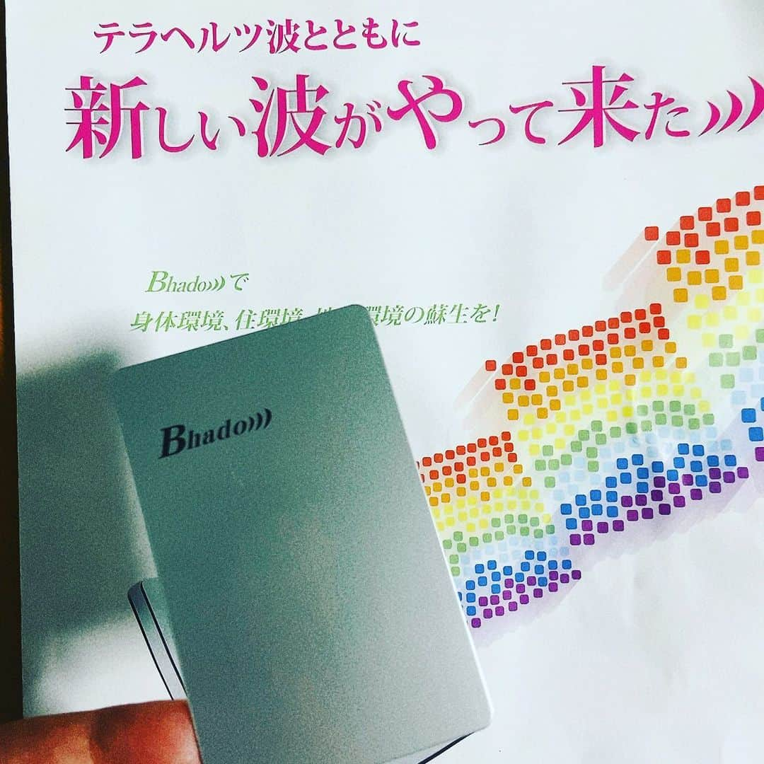 上田祥子さんのインスタグラム写真 - (上田祥子Instagram)「スマホの電磁波対策として、最近こちらの「Bhadoカード」をスマホケースに入れて使っています。Bhadoの特殊素材はテラヘルツ波を放出しており、5Gや電子レンジ等から発せられる電磁波を良い周波数へと変換してくれるのだそう。さらに血流や免疫力アップ、低体温も改善する効果があるそうです。他にも分電盤用やフェイスマスクも愛用中。ネックレスやツボ用、ペット用などもあります。 ちなみに私は、電磁波対策ネックレスとしてこの2年ほどcmc研究所のものを愛用中。cmcも水にまつわるグッズなど色々愛用していますので、後日改めてアップしたいと思います。 #Bhado #Bhado電磁波 #テラヘルツ波」6月29日 14時06分 - uedasachikoinsta