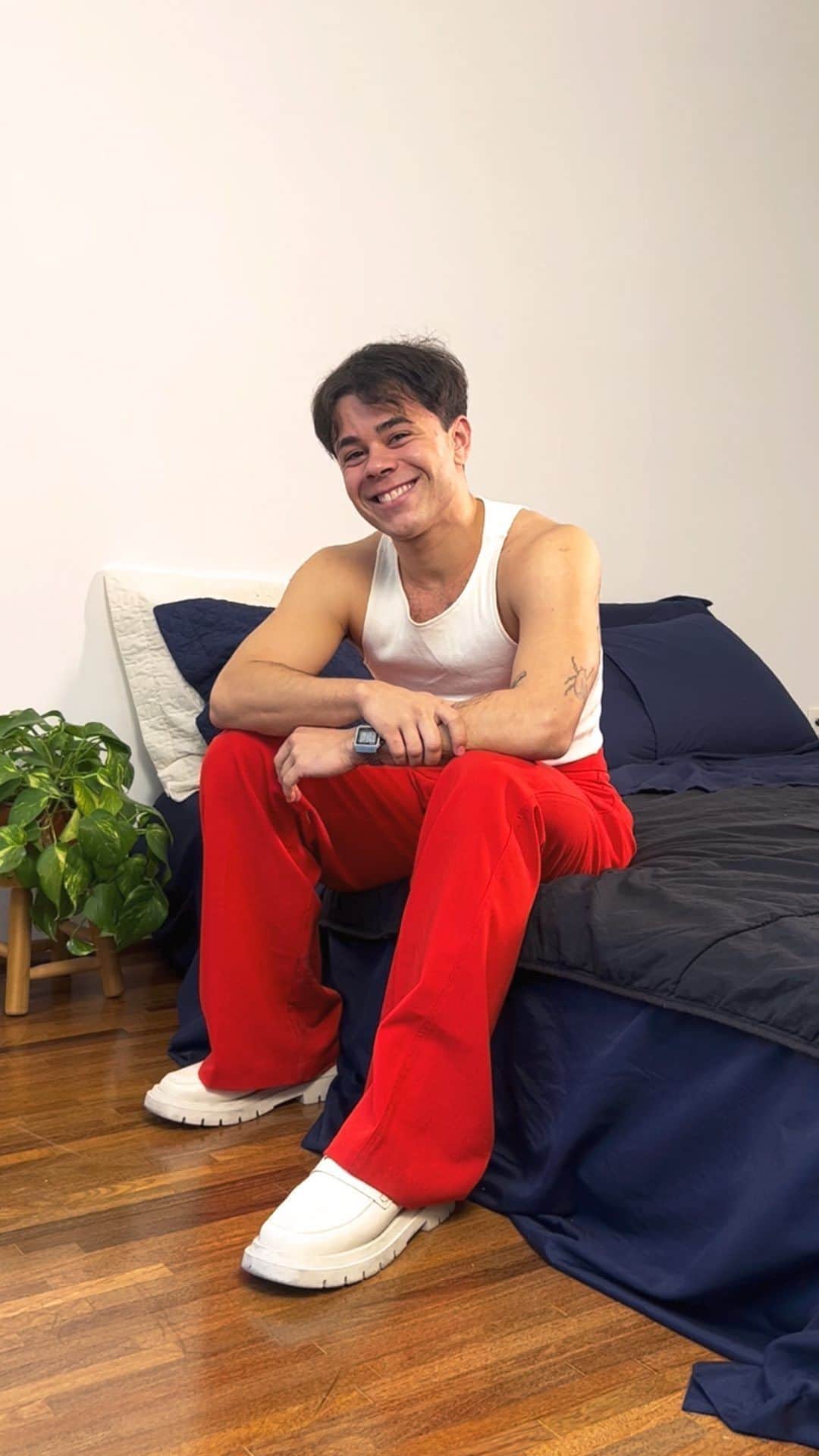 ロジャス・レナーのインスタグラム：「Sabemos que cada pessoa tem a sua própria trajetória, mas se ver no outro por meio de vivências compartilhadas é uma importante forma de acolhimento. 🏳️‍🌈 Neste 28 de junho, desejamos que a liberdade, o respeito e valorização da pluralidade sejam a base para um futuro melhor. #OrgulhoDeSerTodosOsEstilos ​」