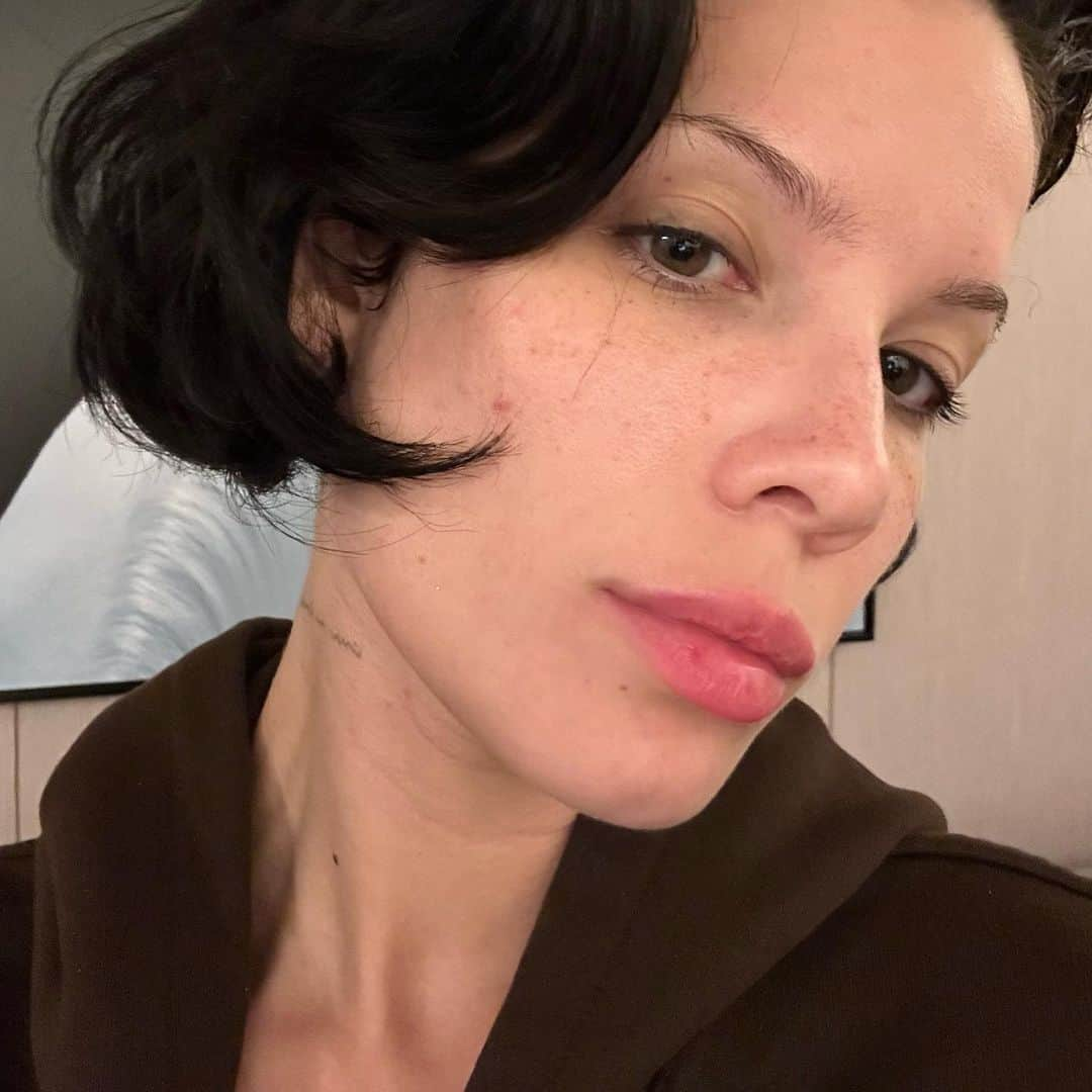 Halseyさんのインスタグラム写真 - (HalseyInstagram)「trying to beat the “bad at posting” allegations. i take the pictures i just forget to share them. oops.🪱」6月29日 5時21分 - iamhalsey