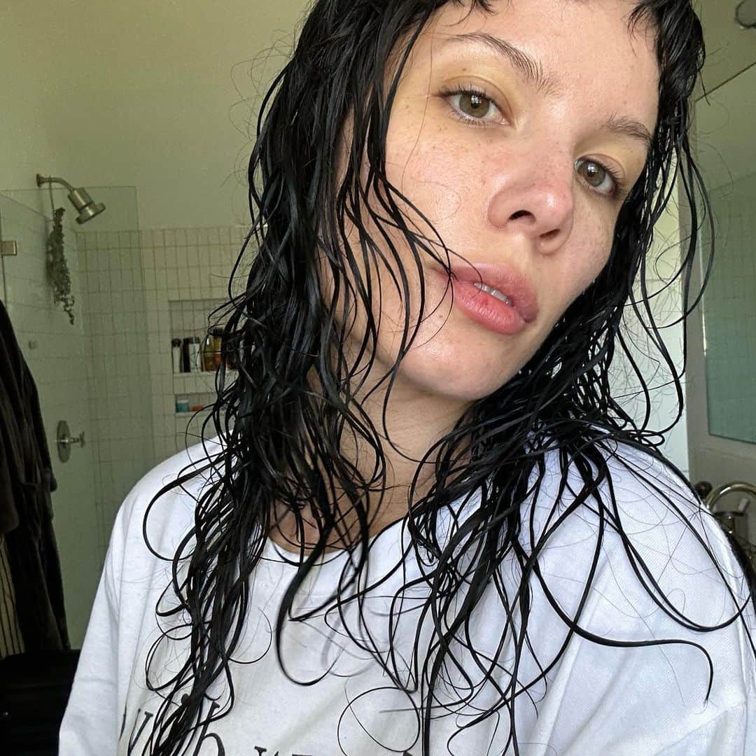Halseyさんのインスタグラム写真 - (HalseyInstagram)「trying to beat the “bad at posting” allegations. i take the pictures i just forget to share them. oops.🪱」6月29日 5時21分 - iamhalsey