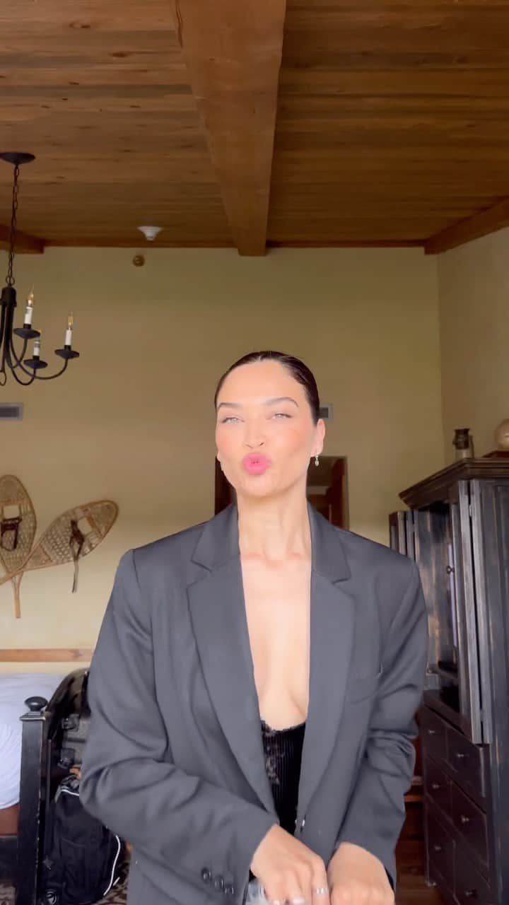 シャニーナ・シャイクのインスタグラム：「GRWM for a wedding @taylor_hill」