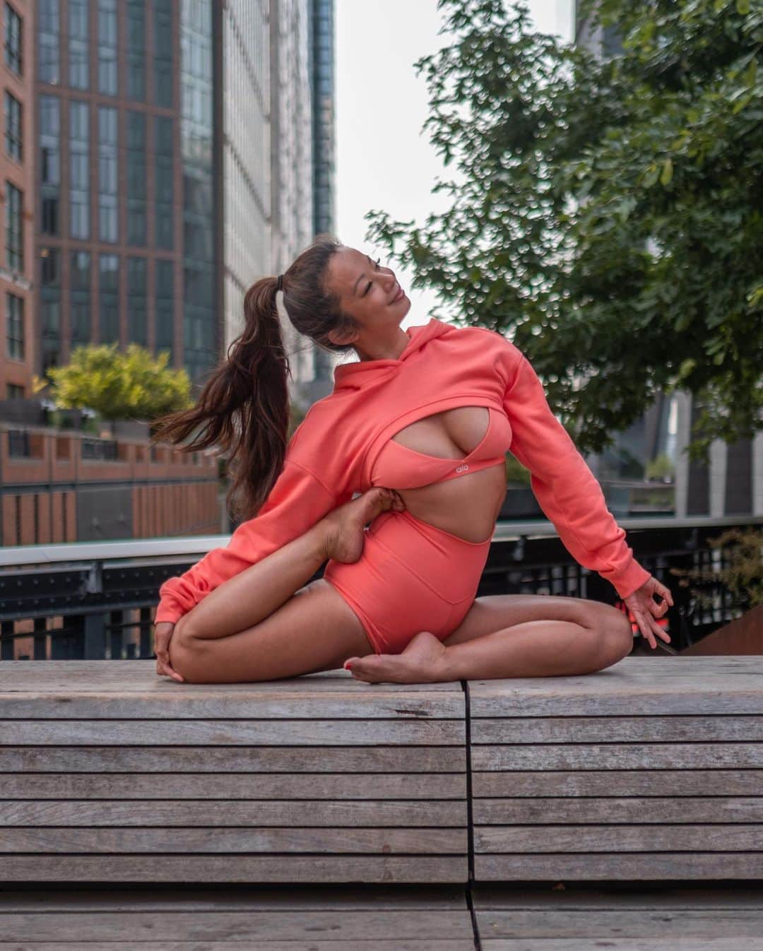 ALO Yogaさんのインスタグラム写真 - (ALO YogaInstagram)「Where your focus goes, energy flows 💫   @meliniseri takes her practice outdoors in our juicy new drop candy orange 🍊」6月29日 5時29分 - aloyoga