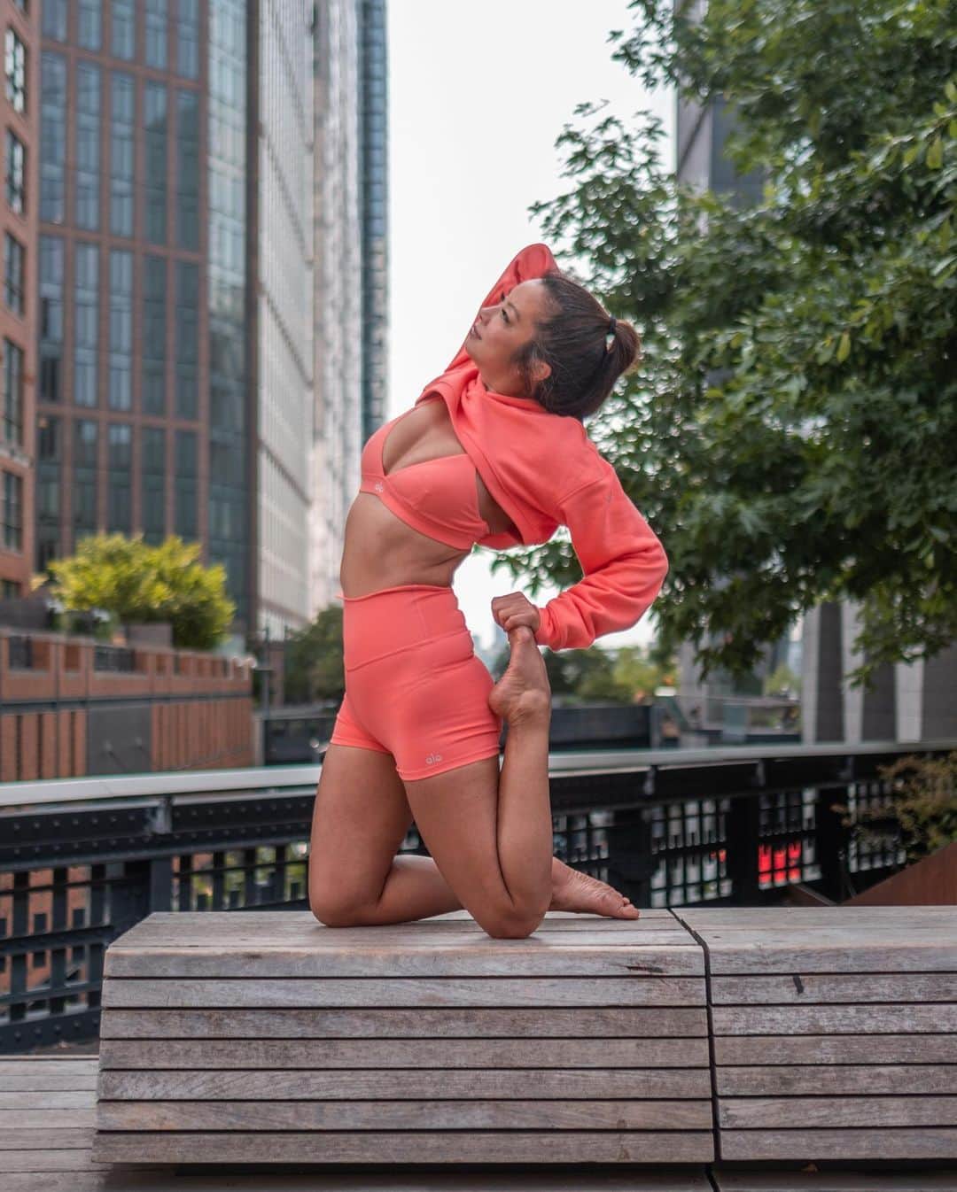 ALO Yogaさんのインスタグラム写真 - (ALO YogaInstagram)「Where your focus goes, energy flows 💫   @meliniseri takes her practice outdoors in our juicy new drop candy orange 🍊」6月29日 5時29分 - aloyoga