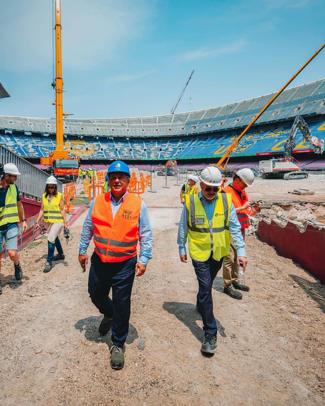FCバルセロナさんのインスタグラム写真 - (FCバルセロナInstagram)「Spotify Camp Nou: 1. Our temple under construction 🏗 2. Site Inspection 🕵️‍♂️ 3. Work in progress ⚠️ 4. President Laporta's impression 5. 🚧 6. In da house  7. We could too Presi 🤩 8. Historical things happening at Spotify Camp Nou」6月29日 5時30分 - fcbarcelona