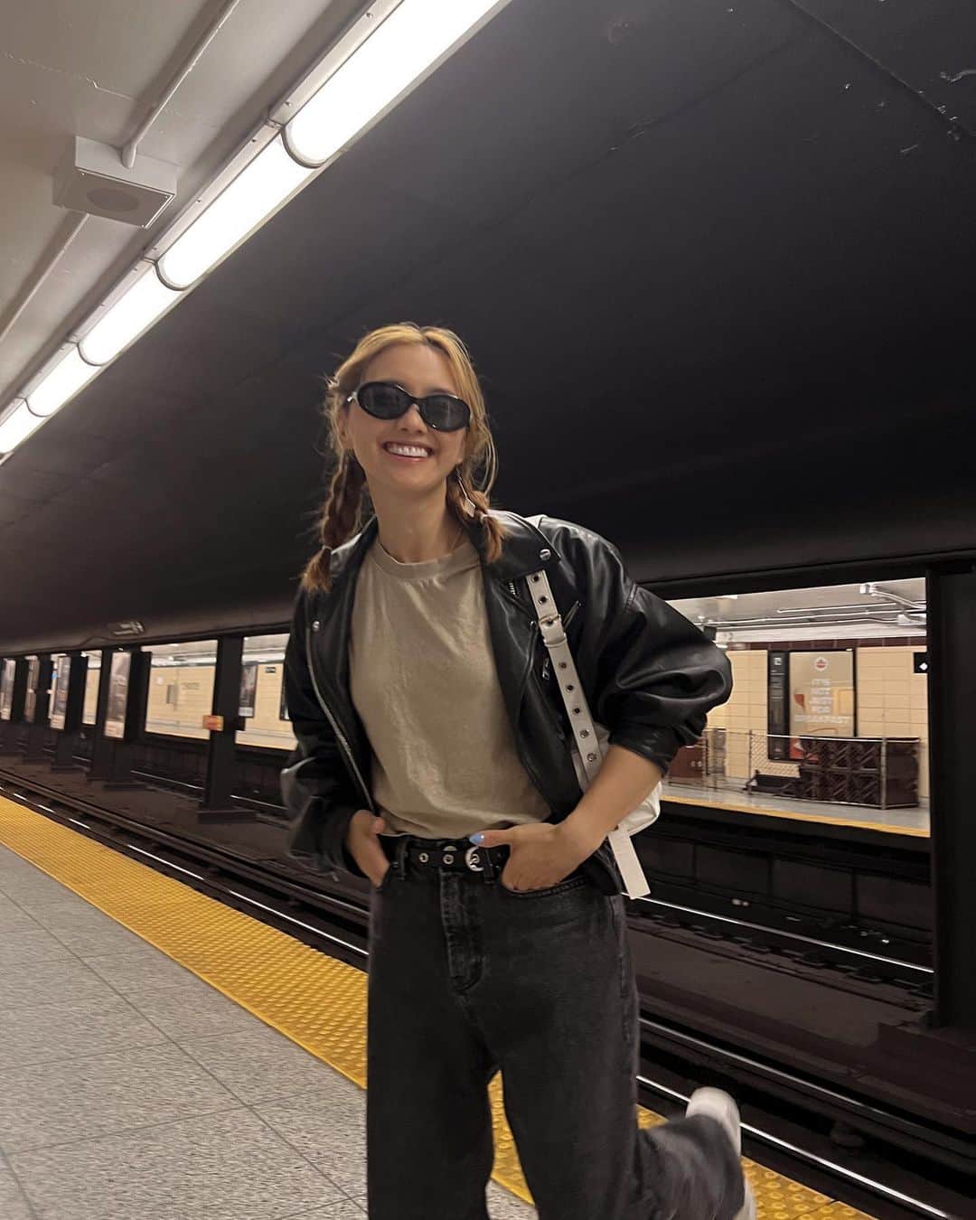 のインスタグラム：「on our way!!! any guesses?」