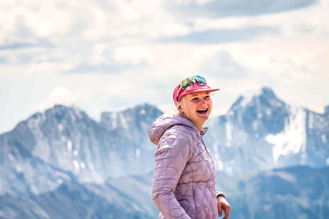ヘイリー・ベルのインスタグラム：「Smiling cause it's hiking season  📸 @kwitkowski.photography  . . . #hike #adventure  #alberta #kanasnaskis #explore #explorealberta #getoutthere #nature」