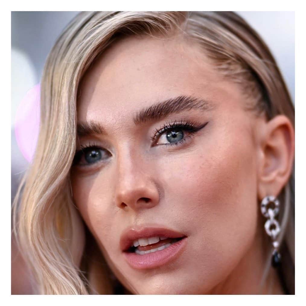 JO BAKERさんのインスタグラム写真 - (JO BAKERInstagram)「V A N E S S A • K I R B Y 🇬🇧 Slice black liner… + summer skin compliments this #dolcegabbana bombshell gown on #vanessakirby for the premiere of #missionimpossible #deadreckoning in #LONDON #🇬🇧 ‼️  Go see VANESSA KIRBY as a villain… 🙌🏻✨loved ‼️  💥 Style @karlawelchstylist  Hair @hairbyadir @virtuelabs  💥 Makeup by me #jobakermakeupartist using my new #defineme black eyeliner ~ avail now @bakeupbeauty  (Waterproof, skinny ~ sketch, Japanese made black gel eyeliner 😎)」6月29日 5時51分 - missjobaker
