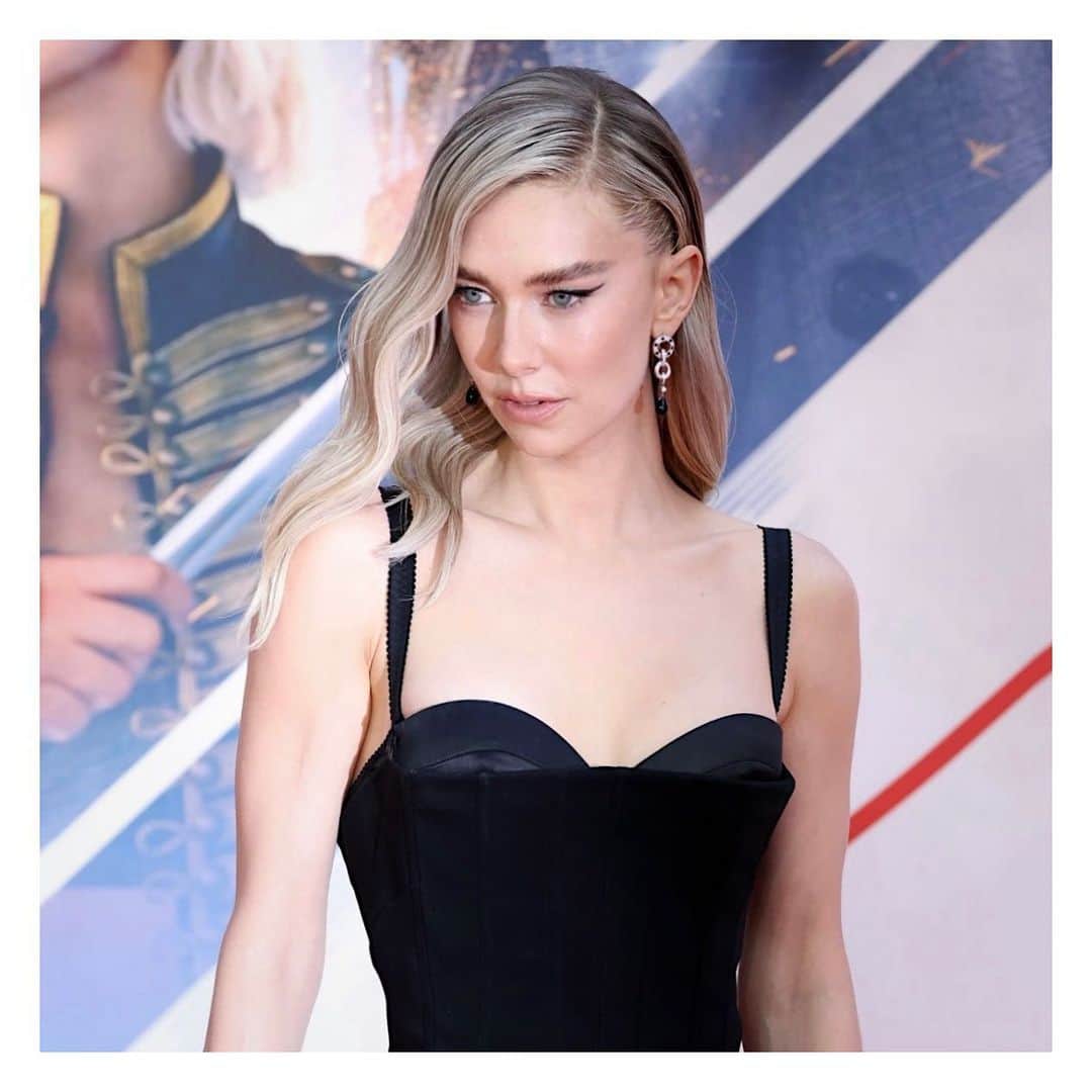 JO BAKERのインスタグラム：「V A N E S S A • K I R B Y 🇬🇧 Slice black liner… + summer skin compliments this #dolcegabbana bombshell gown on #vanessakirby for the premiere of #missionimpossible #deadreckoning in #LONDON #🇬🇧 ‼️  Go see VANESSA KIRBY as a villain… 🙌🏻✨loved ‼️  💥 Style @karlawelchstylist  Hair @hairbyadir @virtuelabs  💥 Makeup by me #jobakermakeupartist using my new #defineme black eyeliner ~ avail now @bakeupbeauty  (Waterproof, skinny ~ sketch, Japanese made black gel eyeliner 😎)」