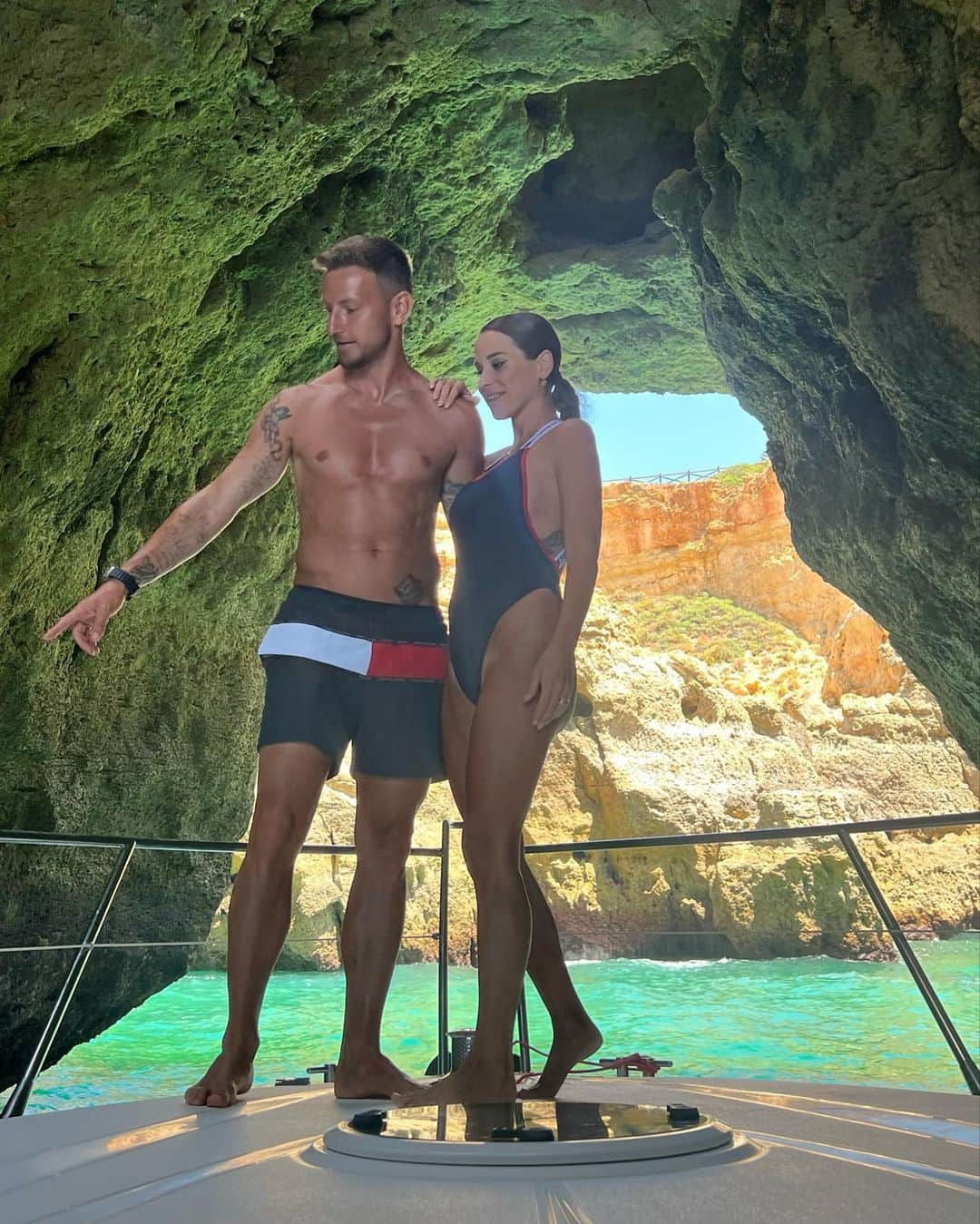 イヴァン・ラキティッチのインスタグラム：「✨🫶🏻✨ #celebrando8añosdecasados🤍🔗🤍」