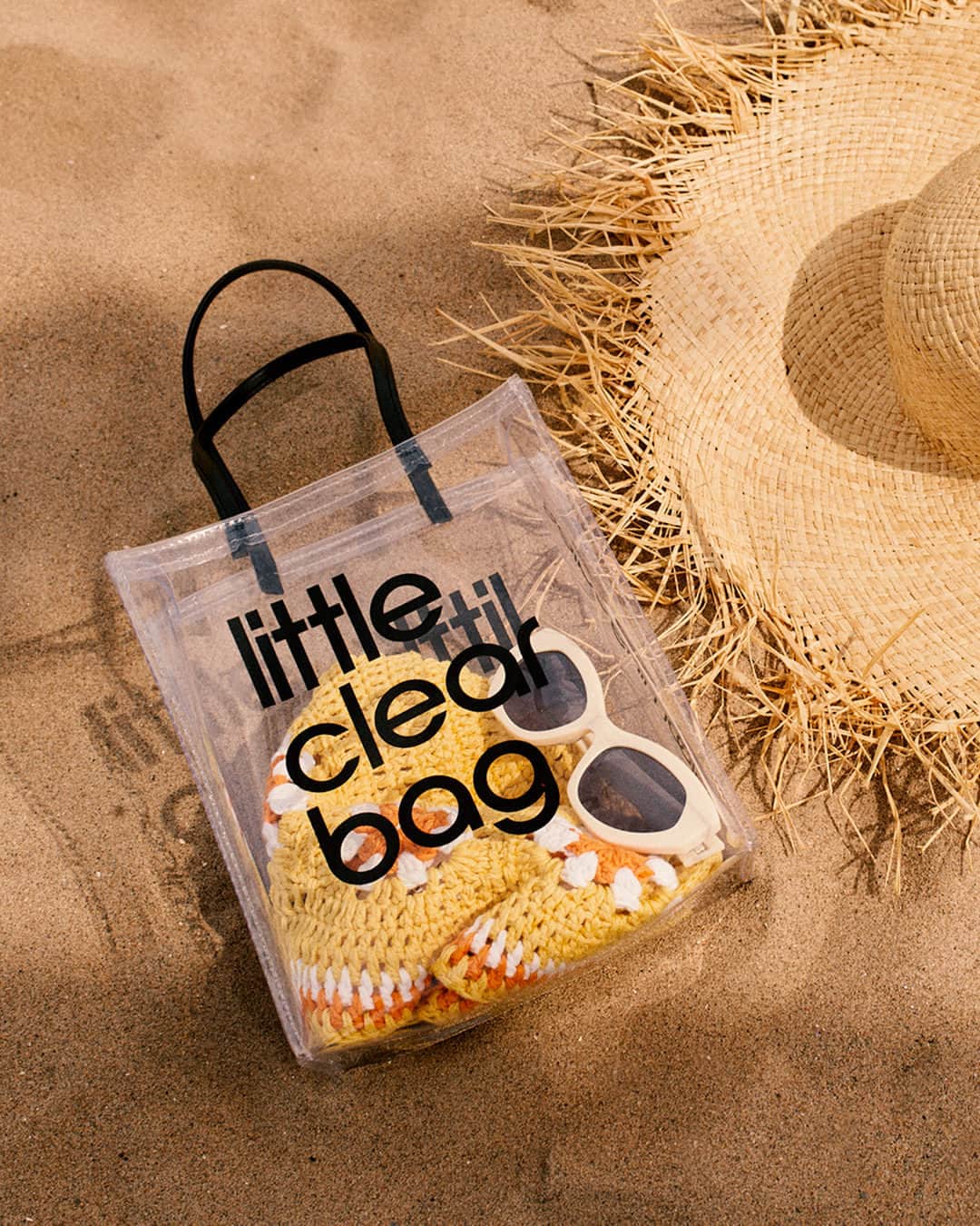 Bloomingdale'sのインスタグラム：「When you *clearly* have the best beach bag ☀️」