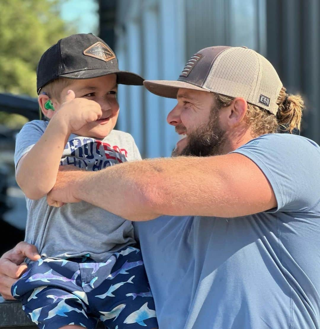 マックス・シエリオットさんのインスタグラム写真 - (マックス・シエリオットInstagram)「Father’s Day 2023 was incredibly special and a day I will always cherish. A perfect day of four wheelin and swimming with family and my friend here, Jett. At 5 years old he is so much stronger and far more courageous than I can even fathom. Shortly after birth, Jett was diagnosed with MPS 1 (hurler syndrome). He has gone through chemotherapy, bone marrow transplants, countless other surgeries, but through all of it has shown what it truly means to be a fighter. Even though he was still recovering from a recent surgery and unable to show me how he rides his dirt bike, his infectious laugh and amazing smile never ceased. Thanks for showing me what a real “fighter Jett” looks like buddy! Next time we will ride dirt bikes but then I think you need to ride in a fire engine! 🙏❤️ #mps1 #hurlersyndrome #findacure #fighterjett」6月29日 6時10分 - maxthieriot