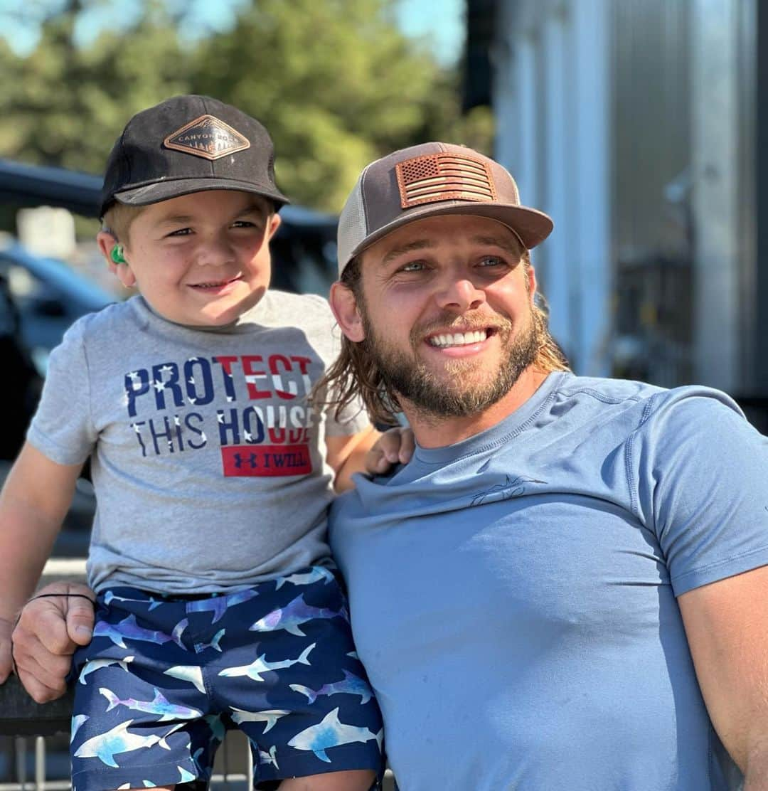 マックス・シエリオットのインスタグラム：「Father’s Day 2023 was incredibly special and a day I will always cherish. A perfect day of four wheelin and swimming with family and my friend here, Jett. At 5 years old he is so much stronger and far more courageous than I can even fathom. Shortly after birth, Jett was diagnosed with MPS 1 (hurler syndrome). He has gone through chemotherapy, bone marrow transplants, countless other surgeries, but through all of it has shown what it truly means to be a fighter. Even though he was still recovering from a recent surgery and unable to show me how he rides his dirt bike, his infectious laugh and amazing smile never ceased. Thanks for showing me what a real “fighter Jett” looks like buddy! Next time we will ride dirt bikes but then I think you need to ride in a fire engine! 🙏❤️ #mps1 #hurlersyndrome #findacure #fighterjett」