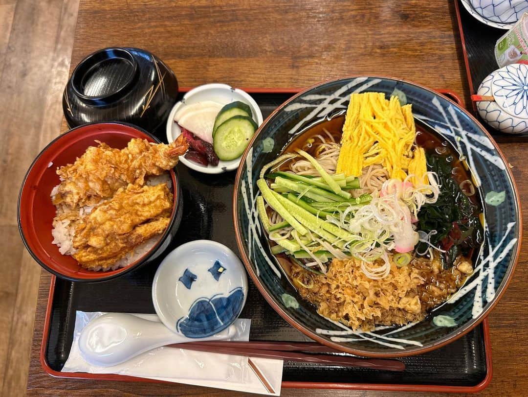 林克治のインスタグラム：「仁やさん！ 暑くなってきましたね〜 そんな時は南房総市千倉町の老舗で冷やしたぬきそばミニ天丼セット！ 安定の美味しさと落ち着く店内！ 絶対オススメです！  #仁や #にいや #そば #うどん #天丼 #カレー南蛮 #南房総市 #千倉町 #ランチ #ディナー #美味杉謙信」