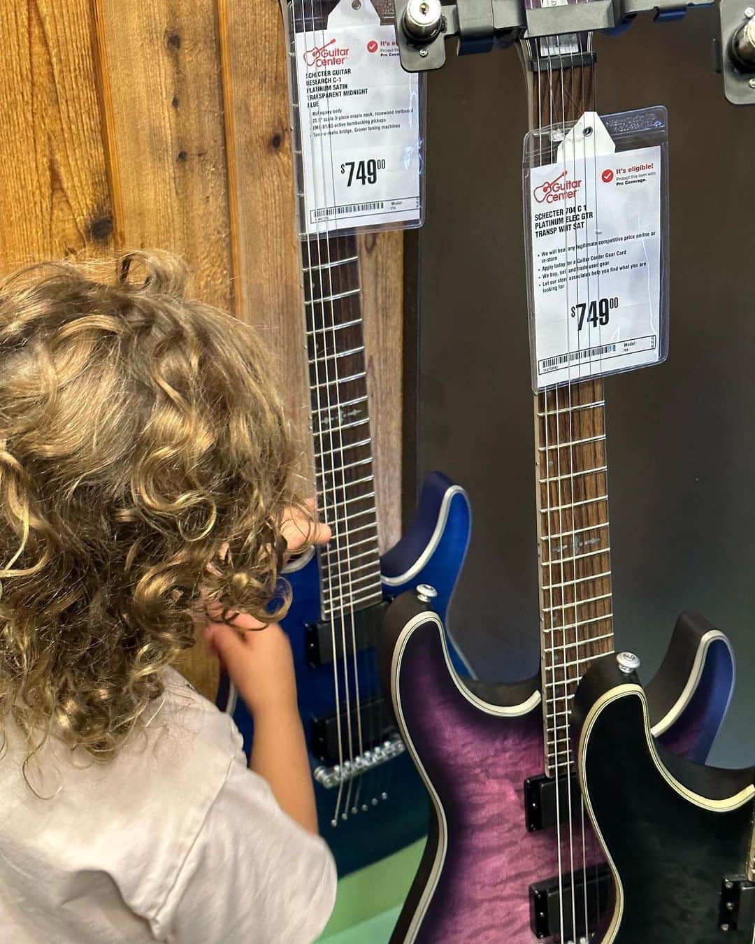 ニック・カーターさんのインスタグラム写真 - (ニック・カーターInstagram)「Made a stop at our local @guitarcenter in Las Vegas with the kids. Time for some music 😊」6月29日 6時22分 - nickcarter