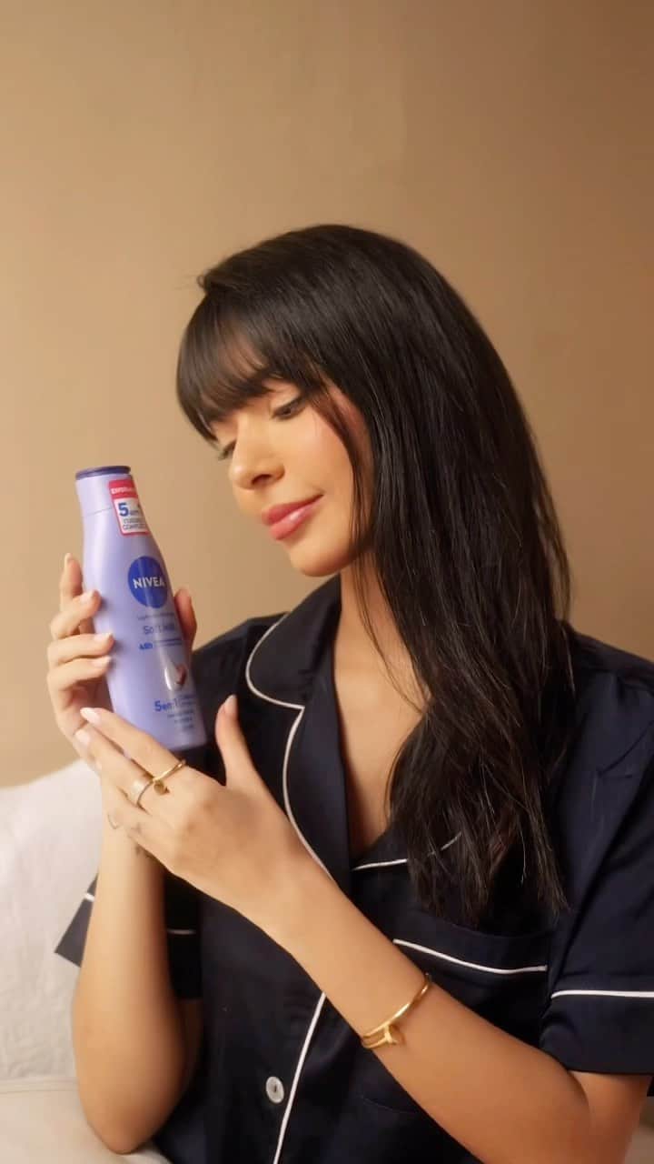 Gabriela Salesのインスタグラム：「Piscininhas de pele ressecada nunca mais kkk. Lacrinhas, conheçam a linha de Hidratante Corporais 5 em 1 de @niveabrasil que oferece um cuidados completos para pele, como hidratação profunda de 48h, proteção contra o ressecamento, maciez imediata, cuidado nutritivo e pele visivelmente saudável e bonita, tudo isso com aquele cheirinho inconfundível de NÍVEA. Já  usaram??? Amooo 💙💙💙 #NIVEA5em1 #MeuCuidado5em1 publi」