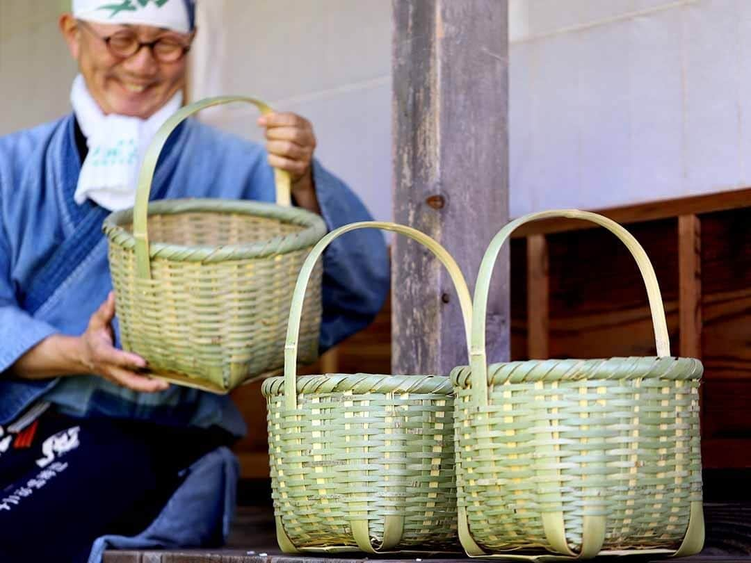 竹虎さんのインスタグラム写真 - (竹虎Instagram)「農家さんでも使えるほどの骨太な丈夫さが魅力の青竹収穫籠。ご家庭では野菜籠として使われる事が多い昔ながらの手付き籠です。 . #竹虎 #虎斑竹専門店竹虎 #山岸竹材店 #竹虎四代目 #TAKETORA #竹製品 #竹細工 #竹工芸 #竹 #キッチン雑貨 #暮らし #basket #japan #籠 #bamboo #bamboocraft #interior #竹籠 #かご #野菜籠 #インテリア #収納 #収穫籠 #バスケット #青竹 #真竹 #竹のある暮らし #手付き籠」6月29日 6時32分 - taketora1894