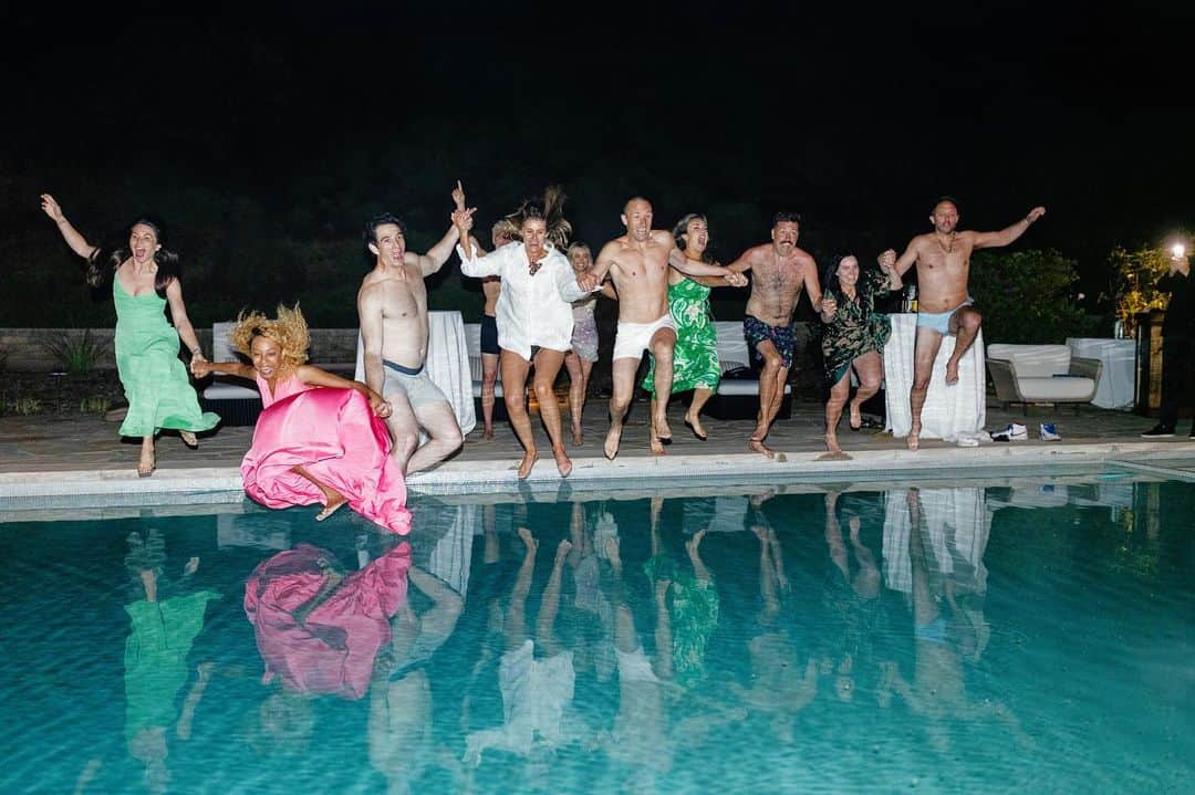 アリエル・ヴァンデンバーグさんのインスタグラム写真 - (アリエル・ヴァンデンバーグInstagram)「For sure jump in the pool with your ride or dies after your wedding! 👰🏼‍♀️🤵🏼‍♂️💦   📸: @christinamcneill #wedding #weddinginspo #weddingphotography」6月29日 6時46分 - arielle