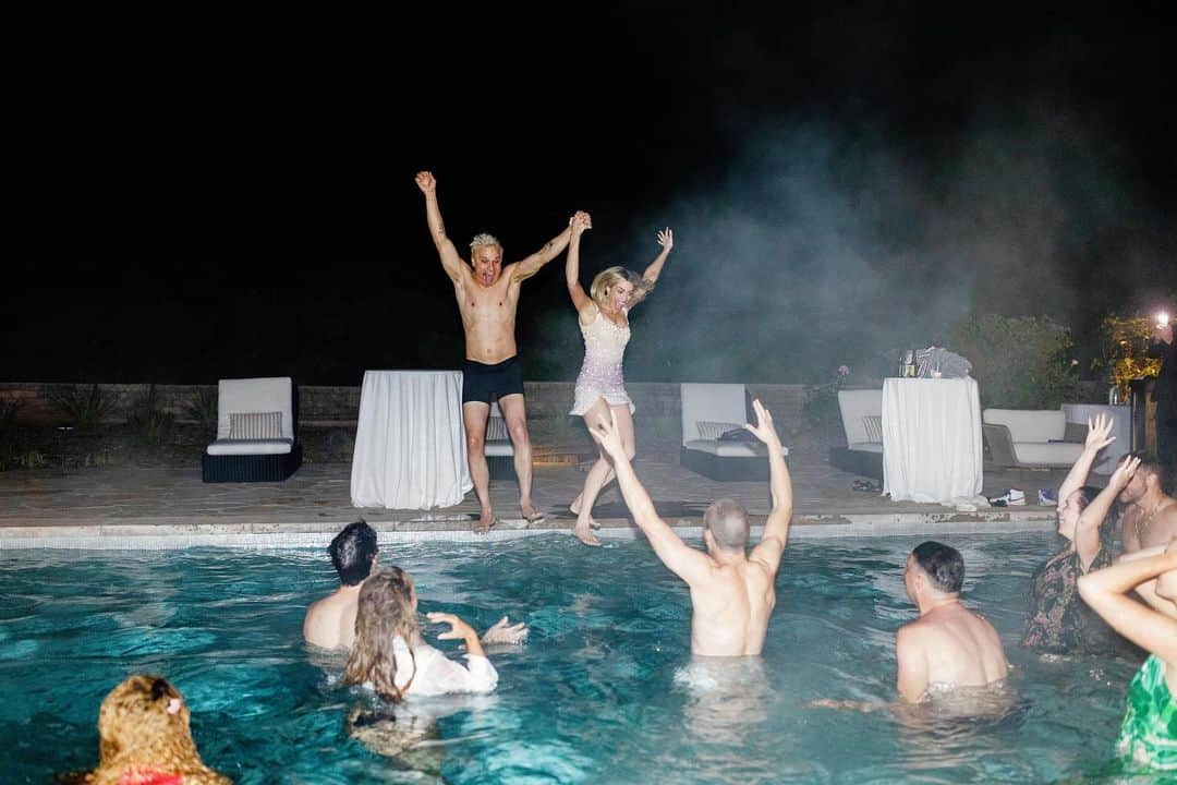 アリエル・ヴァンデンバーグのインスタグラム：「For sure jump in the pool with your ride or dies after your wedding! 👰🏼‍♀️🤵🏼‍♂️💦   📸: @christinamcneill #wedding #weddinginspo #weddingphotography」