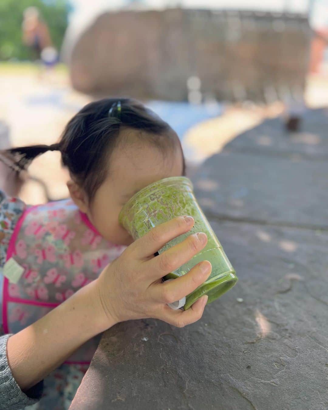 翁安芸さんのインスタグラム写真 - (翁安芸Instagram)「どこへ行ってもまずは公園🌳☀️  空気が美味しく気持ちのいい気候✨ 子どもたちはとっても元気。  妹は、大人が飲む緑の野菜たっぷりのグリーンスムージーがお好き💚  姉はフローズンヨーグルトに、いろいろとカラフルなものをトッピング🍫🫣❤️  #aspen #アスペン #summer2023 #naturelife #aspenlife」6月29日 7時06分 - akinyc