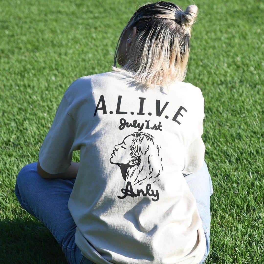 Anlyさんのインスタグラム写真 - (AnlyInstagram)「7/1 Anly『A.L.I.V.E』Official Goods   Anly Sinca logoに引き続き今回め素敵なデザインを@southerndeliagoo に手掛けて頂きました🌺🌴✨」6月29日 7時07分 - anly_singer