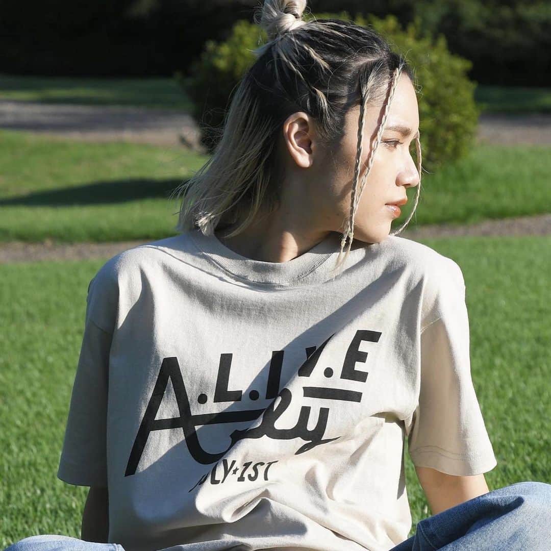 のインスタグラム：「7/1 Anly『A.L.I.V.E』Official Goods   Anly Sinca logoに引き続き今回め素敵なデザインを@southerndeliagoo に手掛けて頂きました🌺🌴✨」