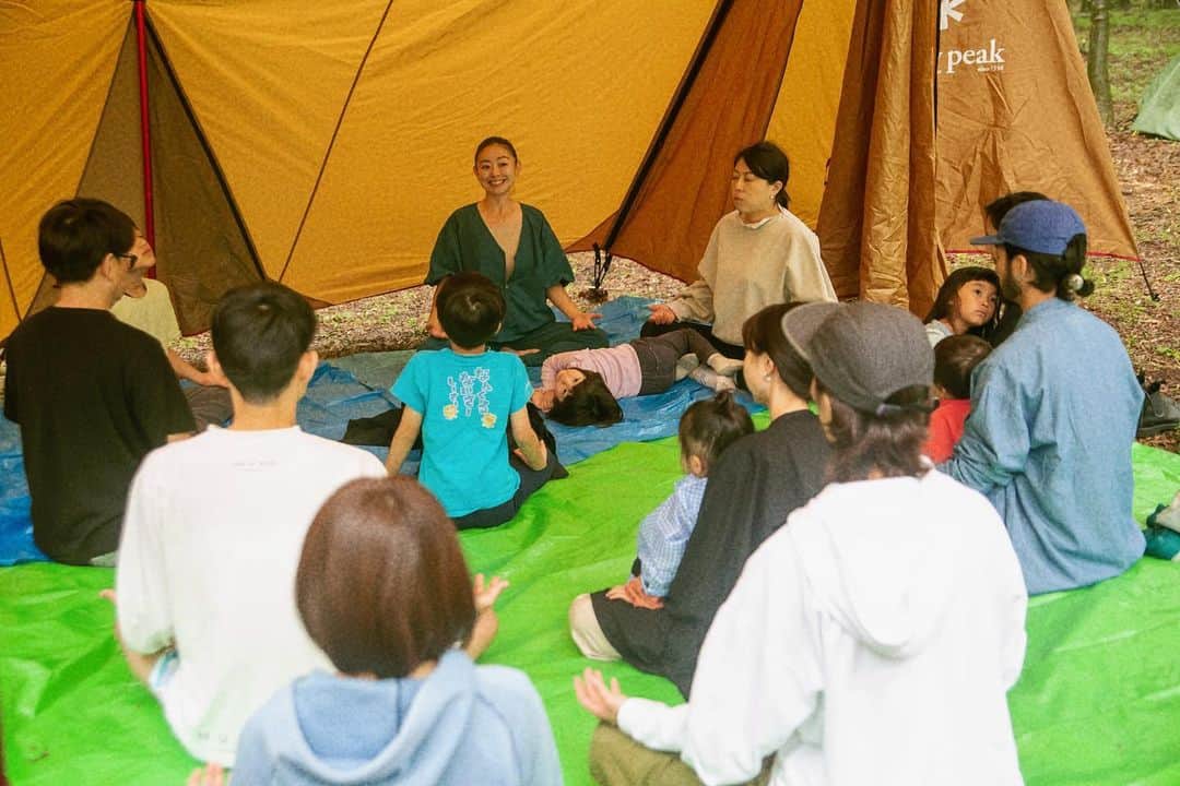 高松いくのインスタグラム：「おはようございます😃  月末で忙しくなるかと多いでしょうか？？ 慌ただしい呼吸にいろいろ引っ張られやすくなりますね😌  慌ただしい時こそ、深呼吸を...  キャンプ親子ヨガ 安楽座で、目を閉じてまずは呼吸を整える時間 キッズたち♡ 座ってられるかな〜って 見守っていると 親御さんの膝の上で落ち着いているんです  この写真は 大人は目を閉じてる中 子供は大人しく目を開けていて 目が合った時の瞬間ですねww  親子さんの深呼吸と心が伝わるのか  目を開けつつ とっても穏やかに座ってました👦👧  大人の表情や呼吸って 子供は敏感だったりしますよね  そして 隣にいる人が深呼吸だと伝染します😊  今日も 素敵な一日を...😮‍💨✨  #camp #yoga #親子ヨガ」