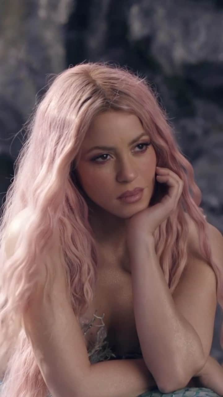 シャキーラのインスタグラム：「COPA VACÍA 🧜‍♀️@manuelturizo JUNIO 29 8:00pm EST」