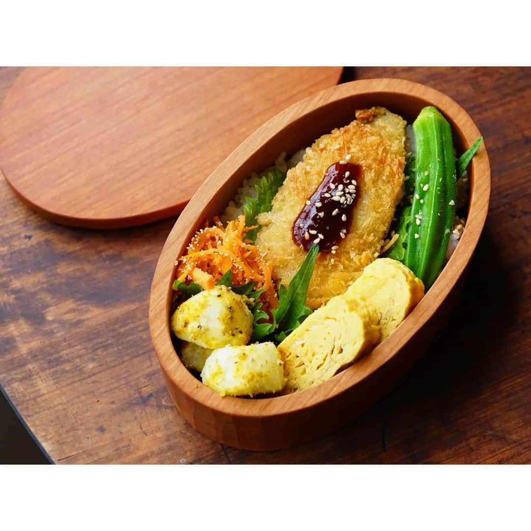 まる子のインスタグラム：「#おべんとう  鯵フライ オクラのおひたし だし巻き卵 粉吹き芋カレー味 人参明太  頑張ろう木曜日☺︎  #弁当#お弁当#キナリノ#クロワッサンお弁当部#クロワッサン普段弁当#nisnap#朝時間#大人弁当#obento#lunchbox#地味弁#お弁当記録#お弁当日記」