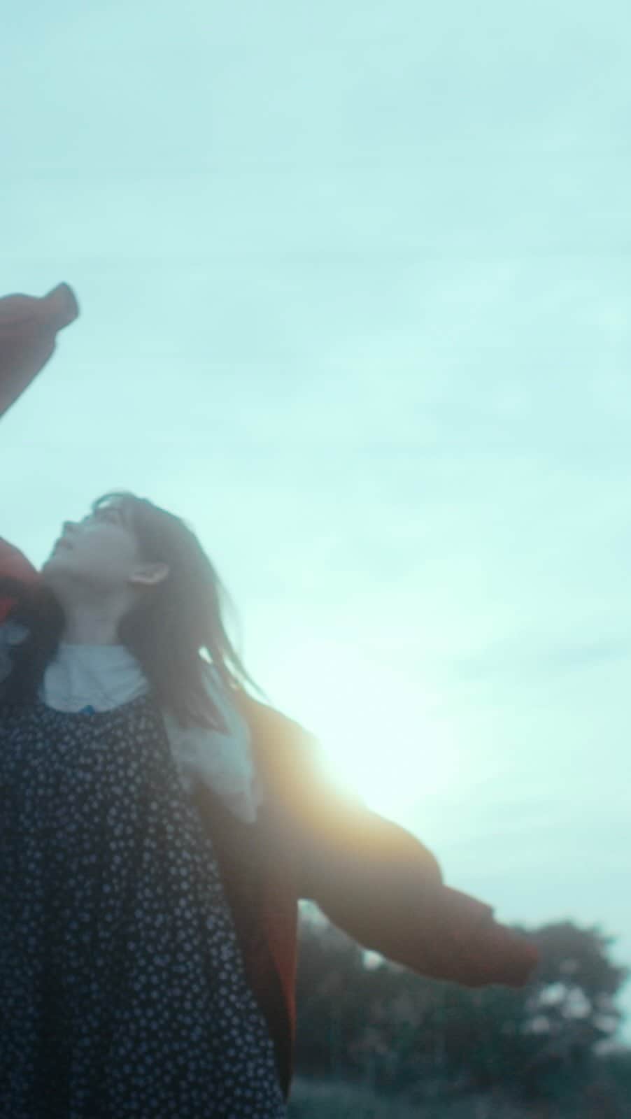 のインスタグラム：「『ラズベリー』Music Video News Release  comment  ✳︎  『ラズベリー』Music Videoを監督させていただきました。  撮影は、初夏のある一日に行われました。  右京さんの繊細さ、と同時に揺らぐことを恐れない存在としての太さが中心にあり、shujiさん、タクミさんからの、右京さんを演奏で支えようとする気持ちが、楽器を奏でる姿から溢れて、音色になって伝わってきました。  #マルシィ『#ラズベリー』 https://youtu.be/7Pk-9_fZHdg」