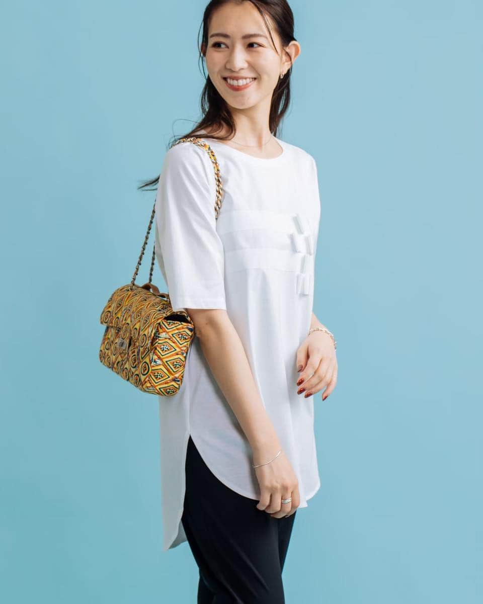 M2companyのインスタグラム：「手間暇かけた、 貴重なコットンを使ったTシャツは 繊維にダメージがつきにくく　 柔らかな、優しい風合いと ツヤ感が綺麗な一枚です。  同色の胸元のグログランテープが シンプルなデザインに甘さをプラス  サイズ　/  フリー  カラー　/  オフホワイト ネイビー ラベンダー アイスグレー ブラック  【BASE】 https://pareatsu.base.ec  #pareatsu #パレアッツ #m2company #エムツーカンパニー #2023SS #Tシャツコーデ #Tシャツ #おしゃれさんと繋がりたい  #ciao_varano」