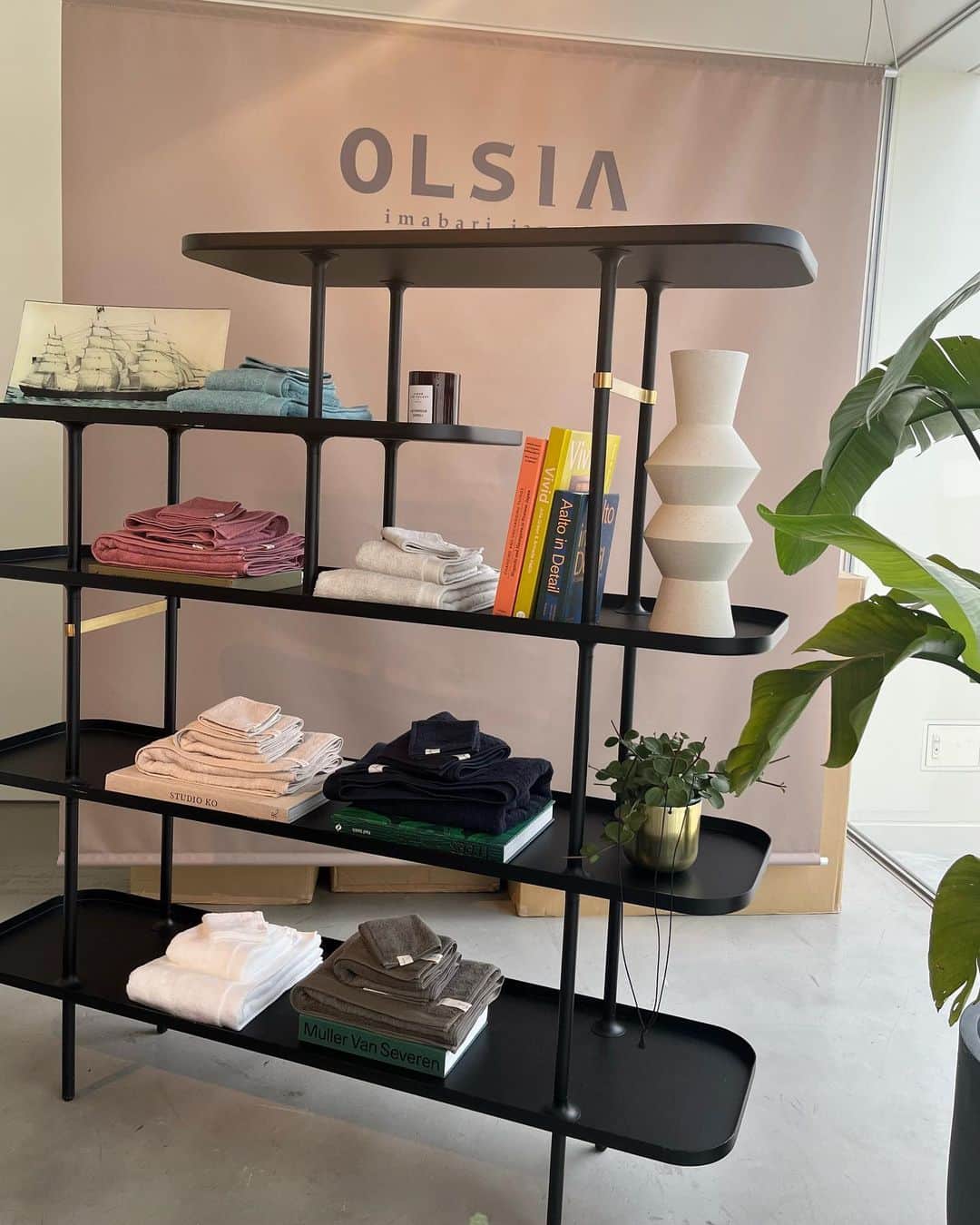 森田麻恵さんのインスタグラム写真 - (森田麻恵Instagram)「今治タオルの  @olsia__towel の展示会へお邪魔しました。  丁寧に織られたふわふわの触りこごち🕊️🫧 オシャレなカラーバリエーションも魅力的！  昔から結構なタオル好きで、色々なタオルを使ってきましたが、手触りはもちろん、主婦目線では厚すぎず乾きやすく扱いやすいものがいい。 それに、インテリアの一部としての要素も大事！  それらを叶えてくれる〝CITY”というラインをオーダーしてきました。楽しみ☺︎  #olsia #towel #lifestyle #momlife #オルシア　#オルシアタオル #今治タオル　#展示会 #お馴染みあけちゃん　@akemigondo  #ありがとうございました @denshoku」6月29日 7時43分 - morita_mae