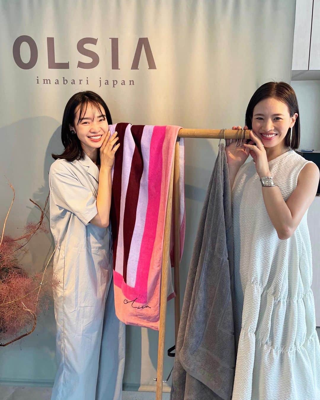 森田麻恵さんのインスタグラム写真 - (森田麻恵Instagram)「今治タオルの  @olsia__towel の展示会へお邪魔しました。  丁寧に織られたふわふわの触りこごち🕊️🫧 オシャレなカラーバリエーションも魅力的！  昔から結構なタオル好きで、色々なタオルを使ってきましたが、手触りはもちろん、主婦目線では厚すぎず乾きやすく扱いやすいものがいい。 それに、インテリアの一部としての要素も大事！  それらを叶えてくれる〝CITY”というラインをオーダーしてきました。楽しみ☺︎  #olsia #towel #lifestyle #momlife #オルシア　#オルシアタオル #今治タオル　#展示会 #お馴染みあけちゃん　@akemigondo  #ありがとうございました @denshoku」6月29日 7時43分 - morita_mae