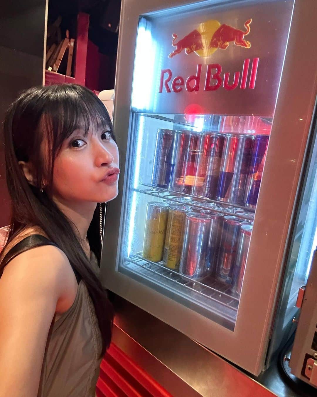 根岸愛のインスタグラム：「🫶✨🫶 . 😗  需要ないのわかってるのに顔パックしてると写真撮りたくなって載せちゃうの なんでだろ〜♪ なんでだろ〜♪  Twitterで昨日パックの写真載せて 驚かせちゃったので 普通の写真の無加工も 載せておきます🫶 (何故かTwitterじゃなくインスタ) . #こないだのイベントの時の #レッドブルと私 #ノーマルカメラ #無加工 #パックなし  #メイクあり」
