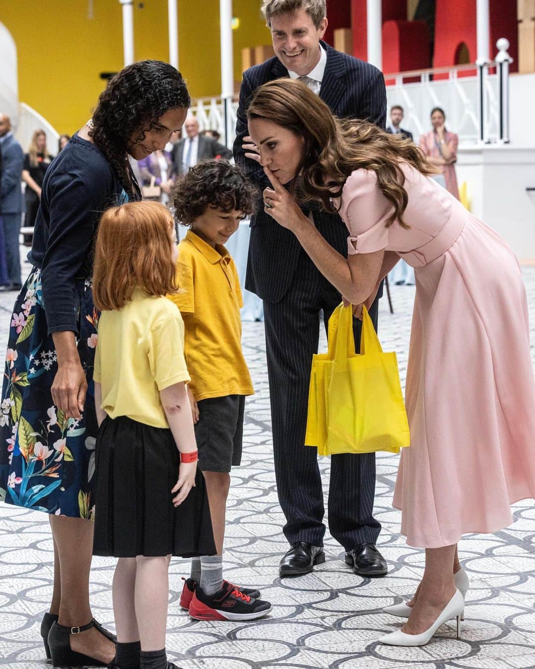 Just Jaredさんのインスタグラム写真 - (Just JaredInstagram)「Kate Middleton spent some time with students from the Globe Primary School during her visit to newly remodeled The Young V&A museum in London #KateMiddleton in @beulahlondon  #PrincessCatherine #PrincessofWales #BritishRoyalFamily Photos: Getty, Backgrid」6月29日 7時49分 - justjared