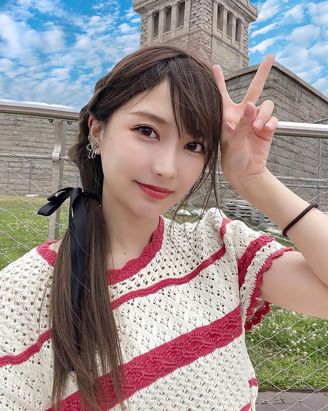 のインスタグラム：「おはよう☀️！ 風が強すぎて前髪なくした時の() 勝手になくなったんだよもう酷いと思わない？😗 . この日はアメリカで中国人か韓国人に間違えられた。 . . . #アメリカ #アメリカ旅行 #america #liberty #newyork #自由の女神 の下」