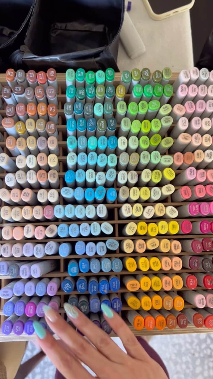 Holly Nicholsのインスタグラム：「Marker organization 😌 details in comments! #fashionillustration #copic #copicmarkers #asmr #asmrsounds #illustration #oddlysatisfying #organization」