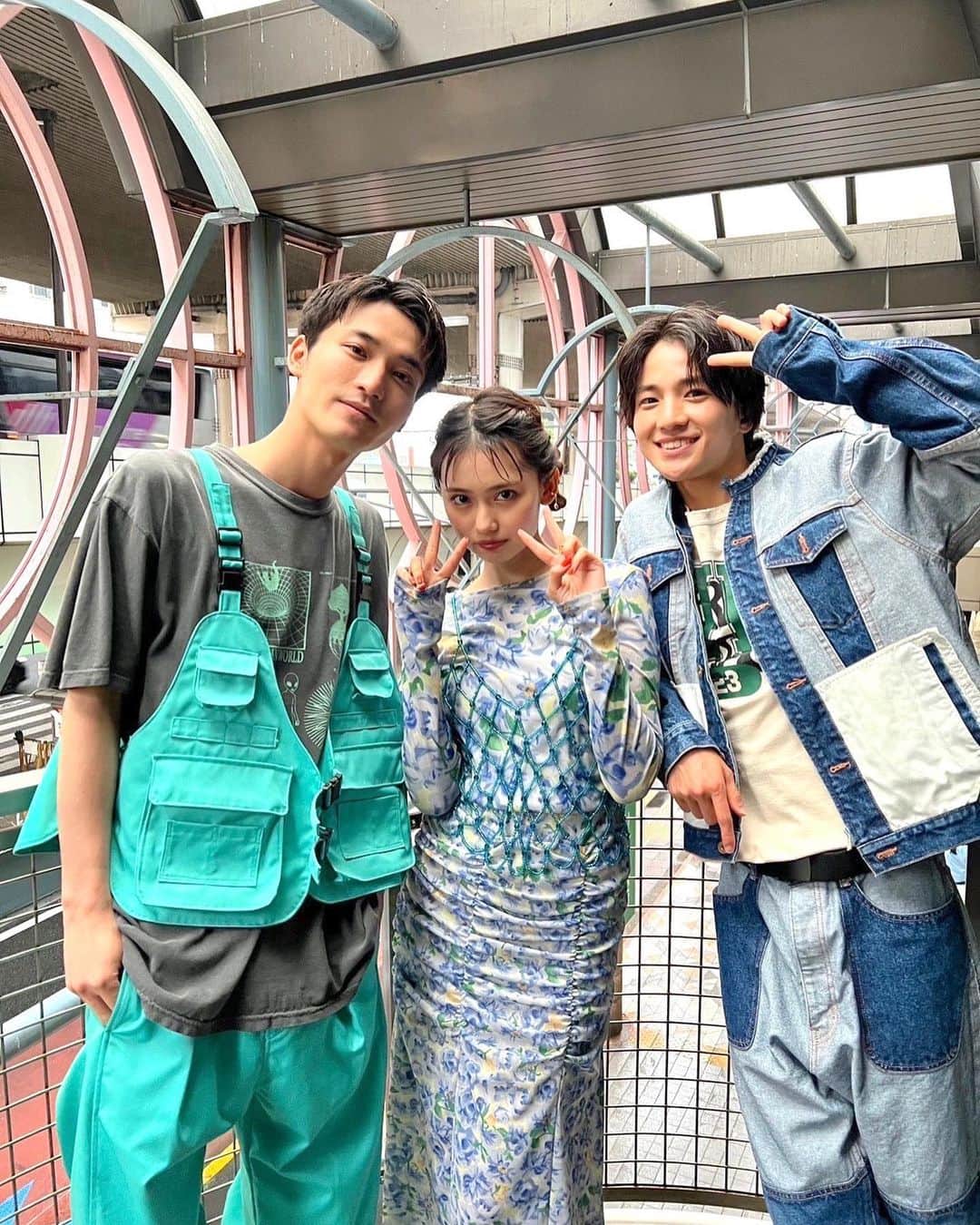 のインスタグラム：「本日発売発売の「Zipper 2023年夏号」に  映画「先生！口裂け女です！」 のメンバー、#木戸大聖 くんと #上野凱 くんと取材していただきました。  青色の衣装がお洒落で可愛いです🟦  是非ご覧ください！  #Zipper」
