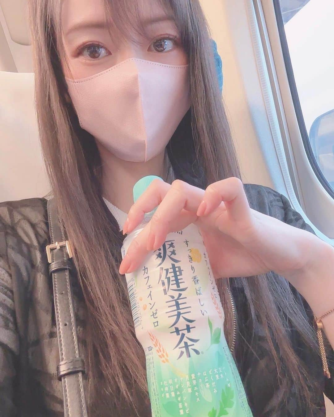 吉山りささんのインスタグラム写真 - (吉山りさInstagram)「🚄🚅  行ってきます😊  撮影の時は爽健美茶💕  #吉山りさ #モデル  #新幹線  #フリーランスモデル #フリーモデル  #美容 #美肌ケア #model #Japanese  #温泉 #温泉ソムリエ #お風呂 #温泉モデル #温泉女子 #hotsprings #aguastermales #모델 #pr #onsen #出張撮影 #撮影モデル #ファッション #爽健美茶」6月29日 7時54分 - oreorerisa