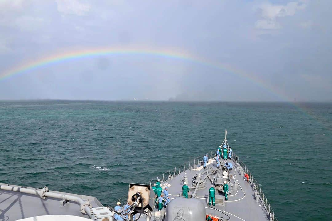 海上自衛隊さんのインスタグラム写真 - (海上自衛隊Instagram)「雨あがり、歓迎するように虹のアーチがかかりました。  #いかづち #海自 #虹のお出迎え #入港」6月29日 7時55分 - jmsdf_pr