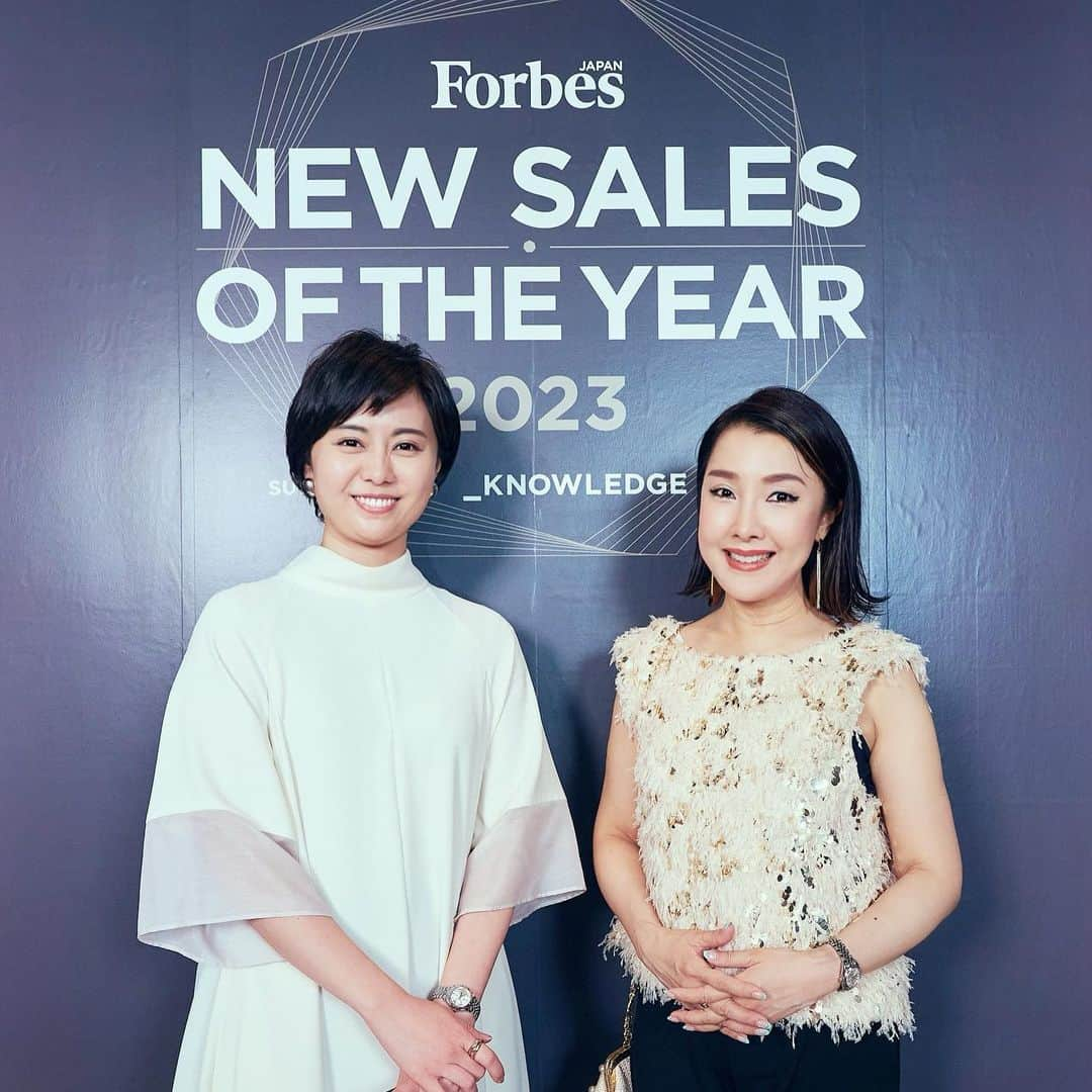 瀧口友里奈さんのインスタグラム写真 - (瀧口友里奈Instagram)「・ Forbes JAPAN が新しい時代の営業組織のモデルケースを表彰するアワード✨ 【Forbes JAPAN NEW SALES OF THE YEAR 2023 】の司会を務めました🎤  新しい時代の営業活動である「NEW SALES」を実践しているエンタープライズ企業にスポットライトを当てるビジネスカンファレンスです。  ナレッジワーク社共催で、パークハイアット東京のクラシカルで素敵なボールルームの雰囲気や、お食事、音楽、そして、トークセッションで、皆さんの五感が満たされていくのが感じられるような華やかな場となりました☺️　  アワードの冒頭でもお話しいただきましたが、営業職は、労働人口の10％以上を占める一方で、生産性が低く、仕事に対する満足度も低いと職種と言われています。本来、とても大きな可能性のある営業職の新しく素晴らしい取り組みにフィーチャーし、営業職のイメージを塗り替えたい、そんな思いから開催されたアワードです。  「顧客志向」、個人ではなく「組織力」による営業活動、「データやナレッジ、デジタルの活用」がキーワードです。  私自身、メディアの人間の端くれとして目指して活動してきたのは、本来は高い価値があるにも関わらず、本来の価値通りに捉えられていないモノやコトをしっかりと伝えていくことです。また、その本来の価値を発揮できるような転換をもたらす、人やビジネスをできるだけ伝えていくことです。  「NEW SALES」のコンセプトや、ForbesJAPANのポジティブジャーナリズムと、私自身も共鳴して関わらせていただき、とても気持ちの良い夜となりました🌃  詳細は、ForbesJAPAN８月号もぜひご覧ください。」6月29日 7時58分 - yurinatakiguchi