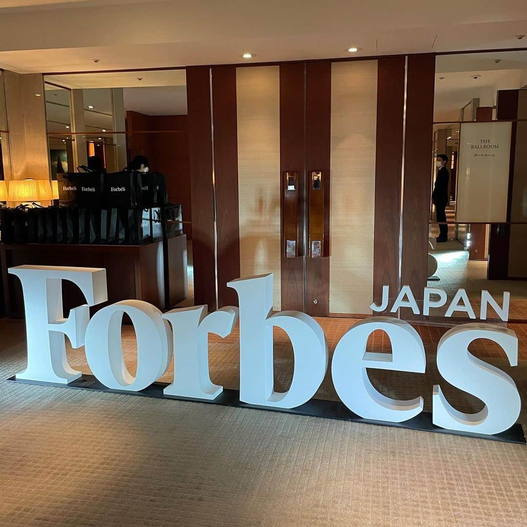 瀧口友里奈さんのインスタグラム写真 - (瀧口友里奈Instagram)「・ Forbes JAPAN が新しい時代の営業組織のモデルケースを表彰するアワード✨ 【Forbes JAPAN NEW SALES OF THE YEAR 2023 】の司会を務めました🎤  新しい時代の営業活動である「NEW SALES」を実践しているエンタープライズ企業にスポットライトを当てるビジネスカンファレンスです。  ナレッジワーク社共催で、パークハイアット東京のクラシカルで素敵なボールルームの雰囲気や、お食事、音楽、そして、トークセッションで、皆さんの五感が満たされていくのが感じられるような華やかな場となりました☺️　  アワードの冒頭でもお話しいただきましたが、営業職は、労働人口の10％以上を占める一方で、生産性が低く、仕事に対する満足度も低いと職種と言われています。本来、とても大きな可能性のある営業職の新しく素晴らしい取り組みにフィーチャーし、営業職のイメージを塗り替えたい、そんな思いから開催されたアワードです。  「顧客志向」、個人ではなく「組織力」による営業活動、「データやナレッジ、デジタルの活用」がキーワードです。  私自身、メディアの人間の端くれとして目指して活動してきたのは、本来は高い価値があるにも関わらず、本来の価値通りに捉えられていないモノやコトをしっかりと伝えていくことです。また、その本来の価値を発揮できるような転換をもたらす、人やビジネスをできるだけ伝えていくことです。  「NEW SALES」のコンセプトや、ForbesJAPANのポジティブジャーナリズムと、私自身も共鳴して関わらせていただき、とても気持ちの良い夜となりました🌃  詳細は、ForbesJAPAN８月号もぜひご覧ください。」6月29日 7時58分 - yurinatakiguchi