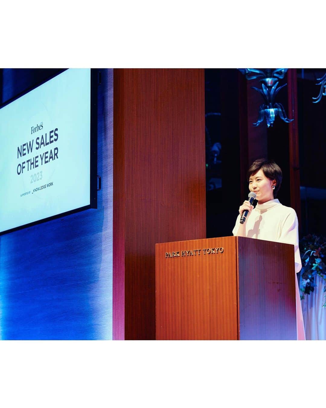 瀧口友里奈のインスタグラム：「・ Forbes JAPAN が新しい時代の営業組織のモデルケースを表彰するアワード✨ 【Forbes JAPAN NEW SALES OF THE YEAR 2023 】の司会を務めました🎤  新しい時代の営業活動である「NEW SALES」を実践しているエンタープライズ企業にスポットライトを当てるビジネスカンファレンスです。  ナレッジワーク社共催で、パークハイアット東京のクラシカルで素敵なボールルームの雰囲気や、お食事、音楽、そして、トークセッションで、皆さんの五感が満たされていくのが感じられるような華やかな場となりました☺️　  アワードの冒頭でもお話しいただきましたが、営業職は、労働人口の10％以上を占める一方で、生産性が低く、仕事に対する満足度も低いと職種と言われています。本来、とても大きな可能性のある営業職の新しく素晴らしい取り組みにフィーチャーし、営業職のイメージを塗り替えたい、そんな思いから開催されたアワードです。  「顧客志向」、個人ではなく「組織力」による営業活動、「データやナレッジ、デジタルの活用」がキーワードです。  私自身、メディアの人間の端くれとして目指して活動してきたのは、本来は高い価値があるにも関わらず、本来の価値通りに捉えられていないモノやコトをしっかりと伝えていくことです。また、その本来の価値を発揮できるような転換をもたらす、人やビジネスをできるだけ伝えていくことです。  「NEW SALES」のコンセプトや、ForbesJAPANのポジティブジャーナリズムと、私自身も共鳴して関わらせていただき、とても気持ちの良い夜となりました🌃  詳細は、ForbesJAPAN８月号もぜひご覧ください。」