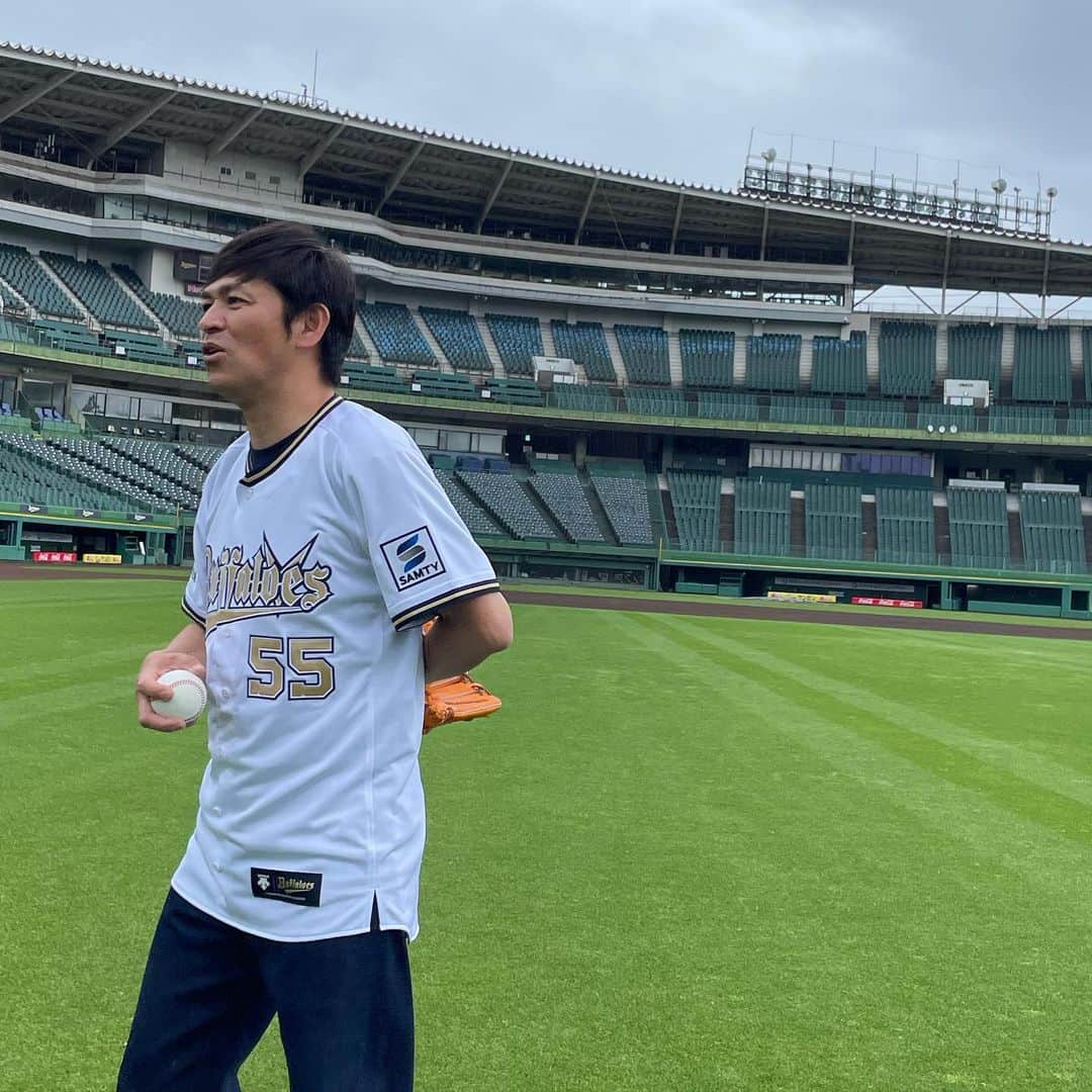 のインスタグラム：「旅猿で、オリ党の岡田師匠と聖地ほっともっとフィールド神戸に。 天然芝の外野でキャッチボールさせていただきました。 感無量。 平日2時間16000円で借りれるらしい。 大リーグのポールパーク仕様で草野球を！」