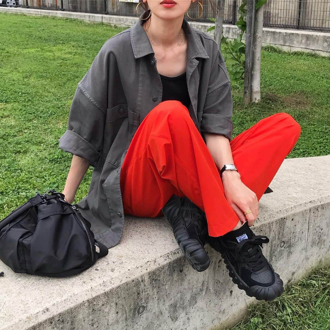 kumikaさんのインスタグラム写真 - (kumikaInstagram)「@jeansfactory_official のシャカシャカオレンジパンツ🍊 人気の7DAYSナイロンイージーパンツの23SSモデルです👖  お気に入りのuniqlouのグレーのシャツ合わせ💕  カラーパンツも楽ちんなシャカシャカ素材が新鮮☺️💕 テーパードシルエットで可愛いよー♡ . . . . shirt#uniqlou#オーバーサイズシャツ  pants#jeansfactory  bag @nugu_klee  shoes#onitsukatiger  . . . . #オレンジコーデ#カラーパンツ#カラーパンツコーデ#ナイロンパンツ#オーバーサイズシャツ#ハーフスリーブシャツ#グレーコーデ#uniqlo#ユニクロ#ユニクロコーデ#オニツカタイガー#フープピアス #今日の服#ootd#instafashion#outfit#コーデ#ママコーデ#古着女子」6月29日 8時02分 - kumika_iiio2