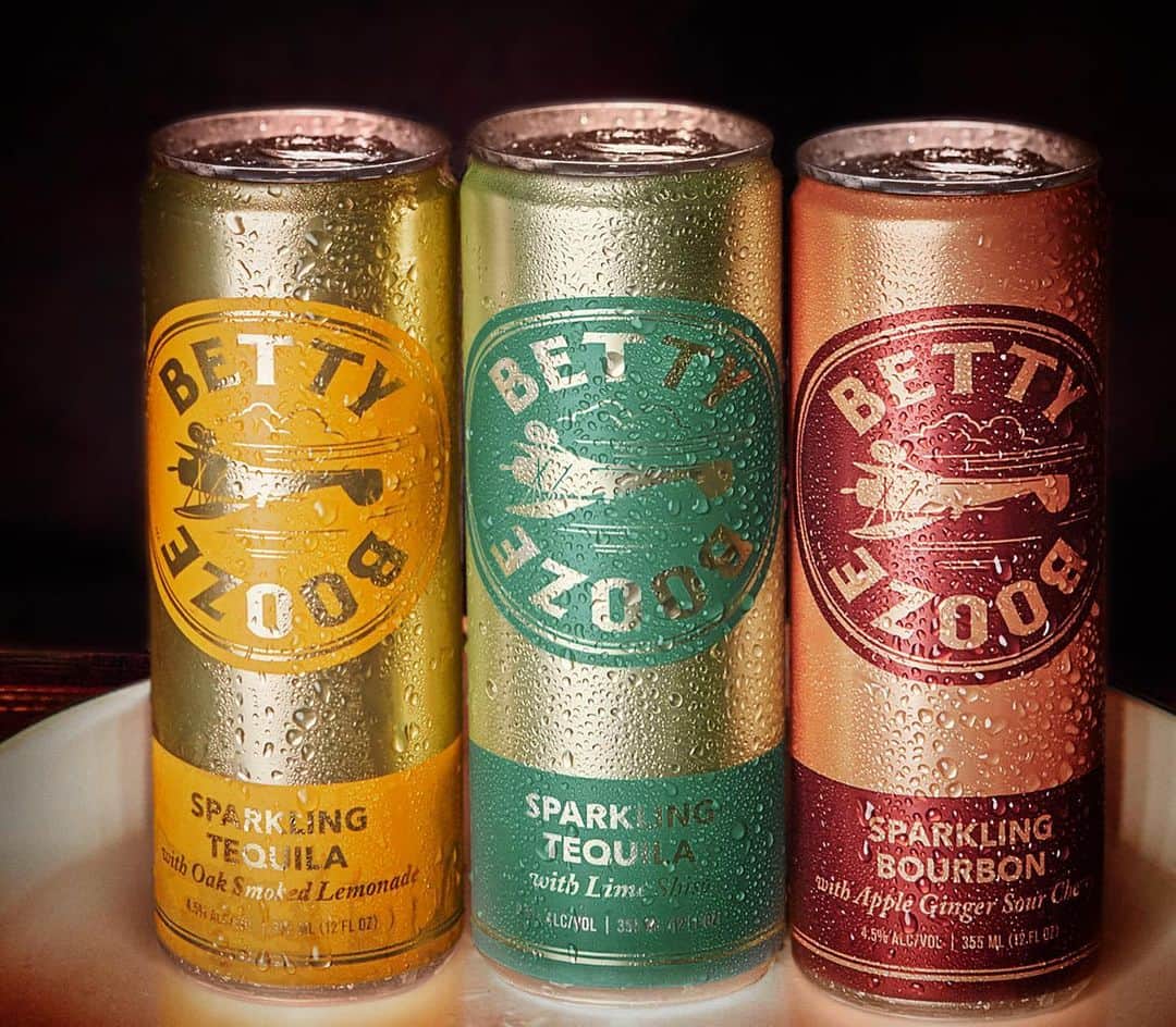 ブレイク・ライヴリーさんのインスタグラム写真 - (ブレイク・ライヴリーInstagram)「Drinking isn’t my thing.  But for f* sake, flavor is.  Homemade recipes. Real fruit. Real ingredients. Quality booze. No crap. Also a real time saver. Which is why I really did it.  @bettybooze」6月29日 8時07分 - blakelively